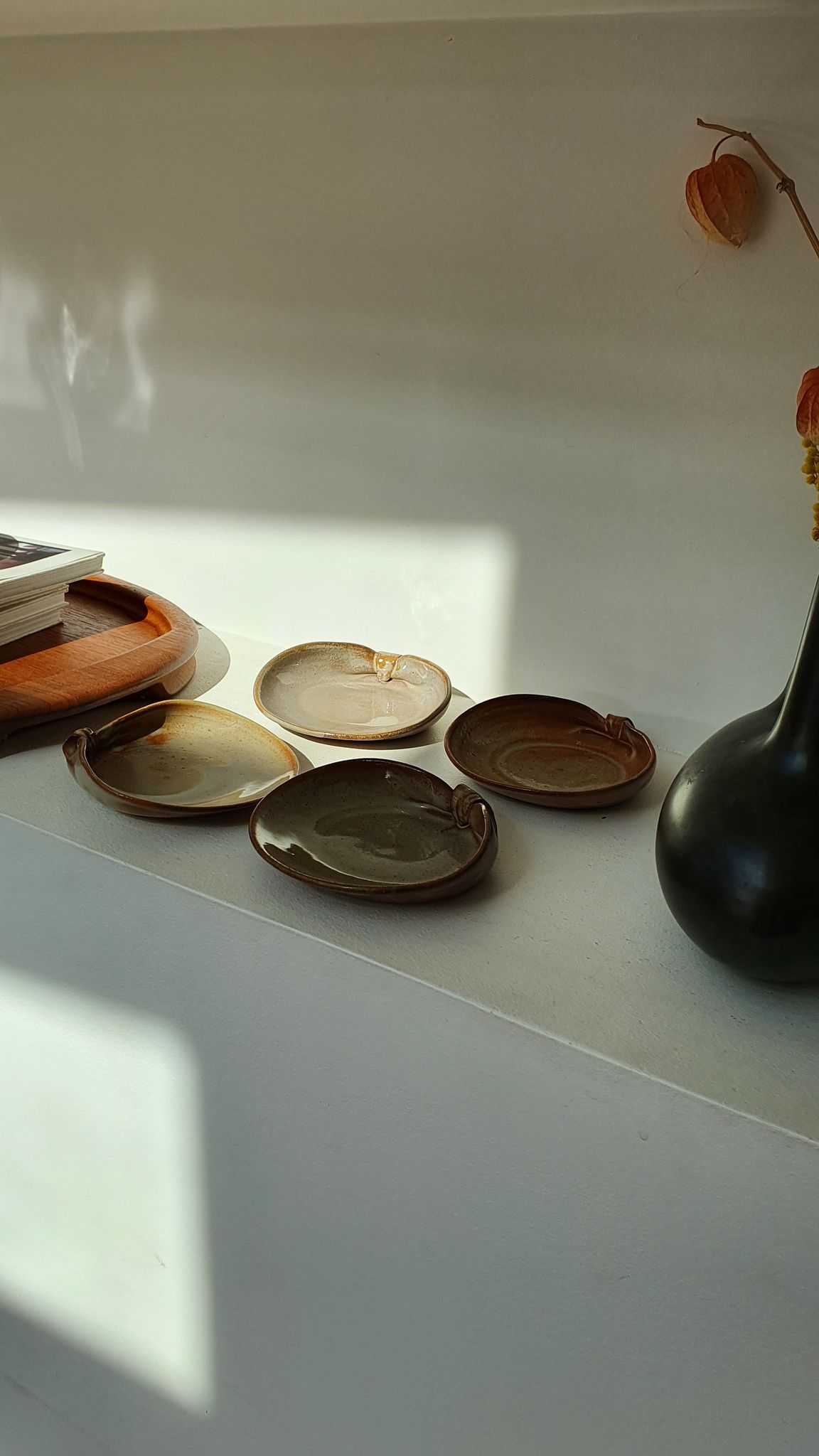 6 enamelled sandstone cups