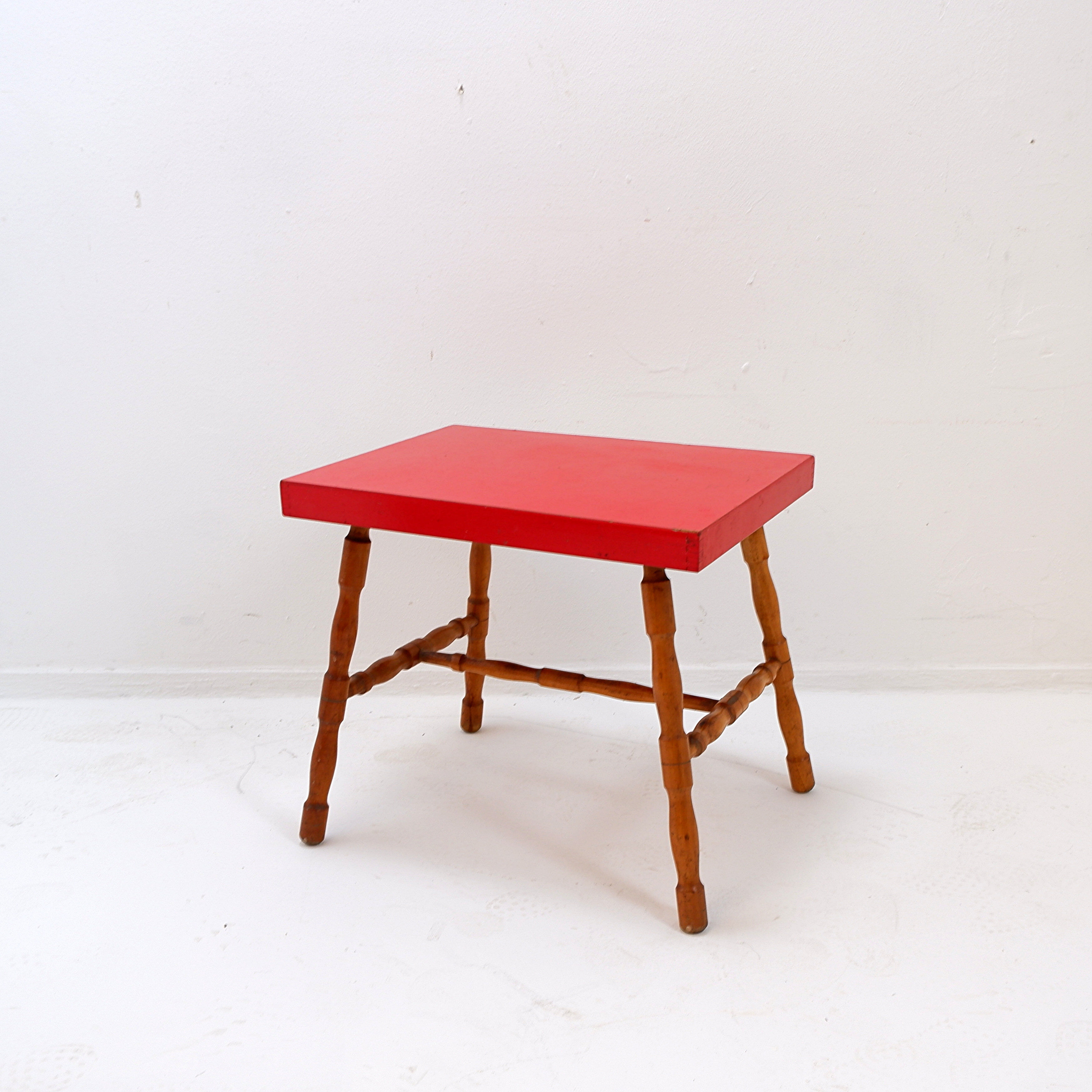 Small side table with turned legs and red top - Josco, made in Belgium - 1950s