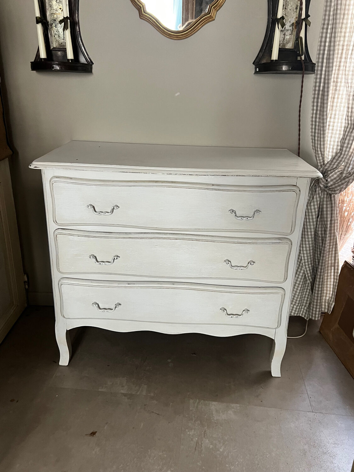 Chest of drawers with 3 curved legs