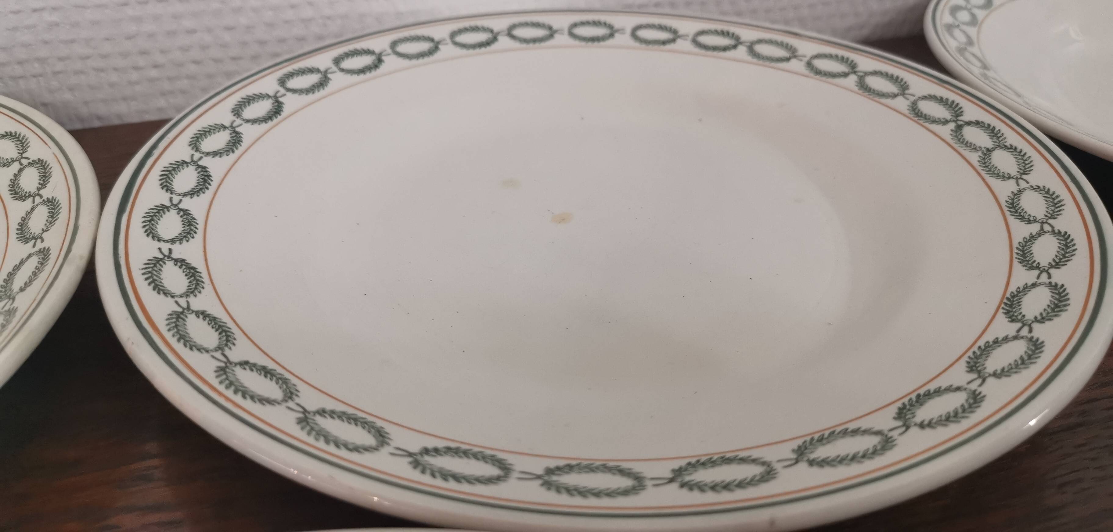 Set of 8 flat plates earth of iron st Amand n°6009