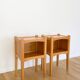 Paire de chevets en bois clair