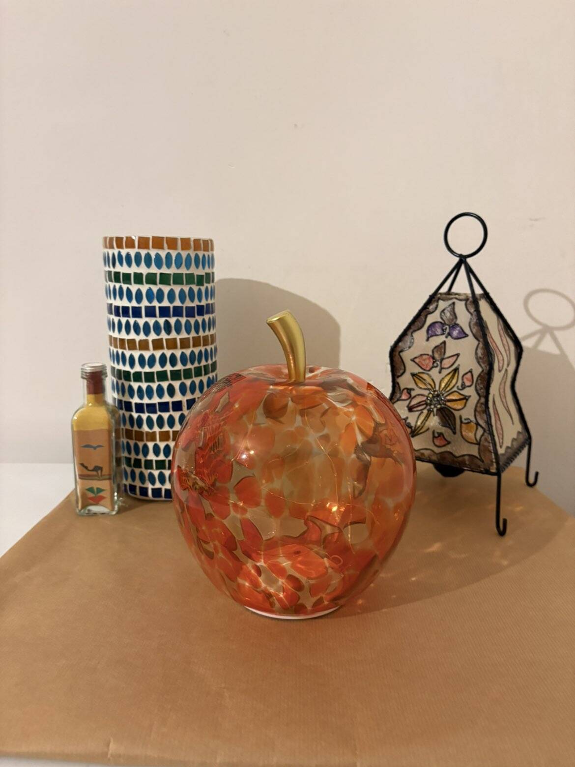Lampe pomme en verre blanc, orange & rouge – vintage