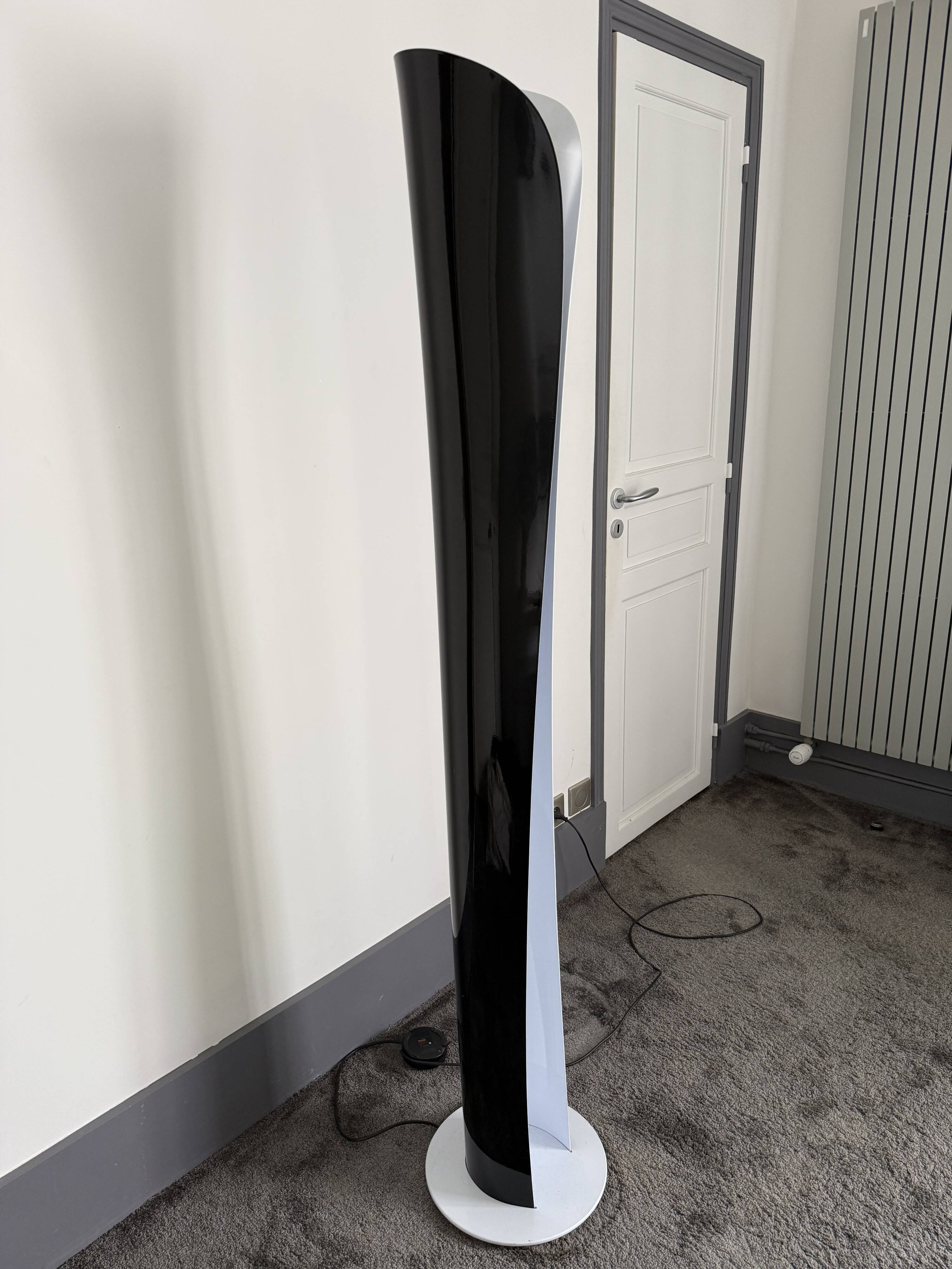 Cadmo black floor lamp