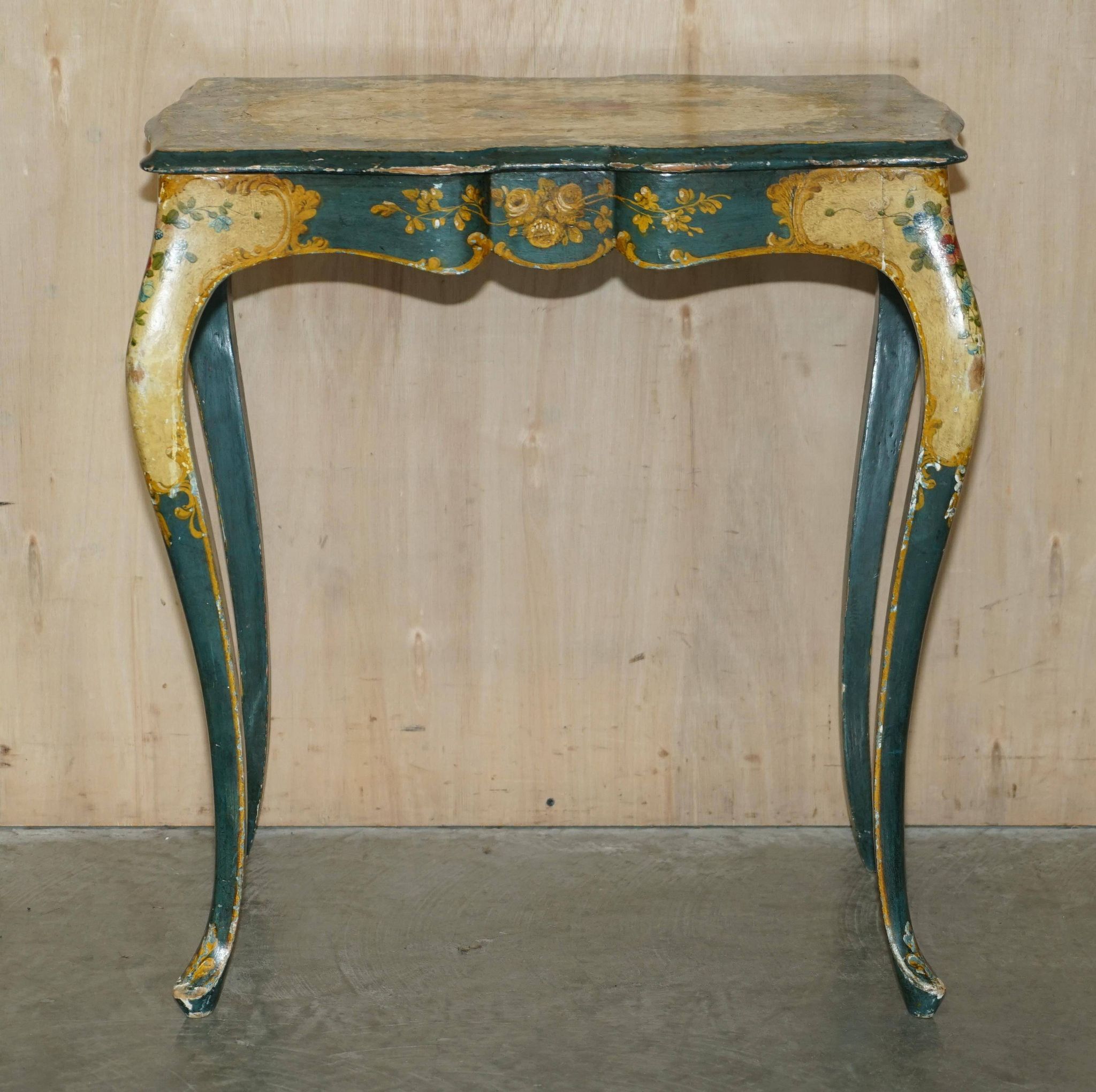 Paire de chaises Regency antiques et table assortie