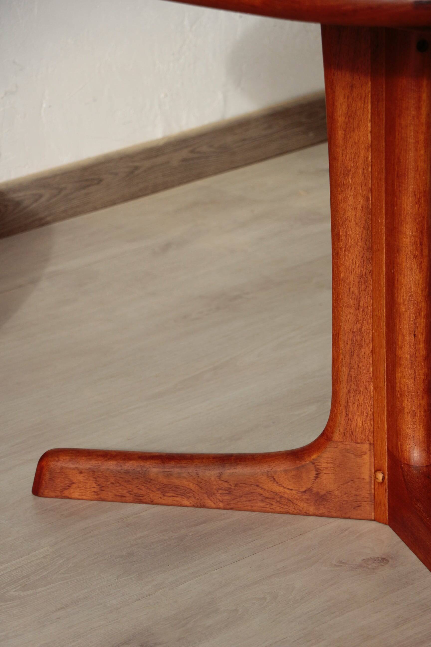 Vintage Dyrlund dining table in teak – the excellence of Danish design.