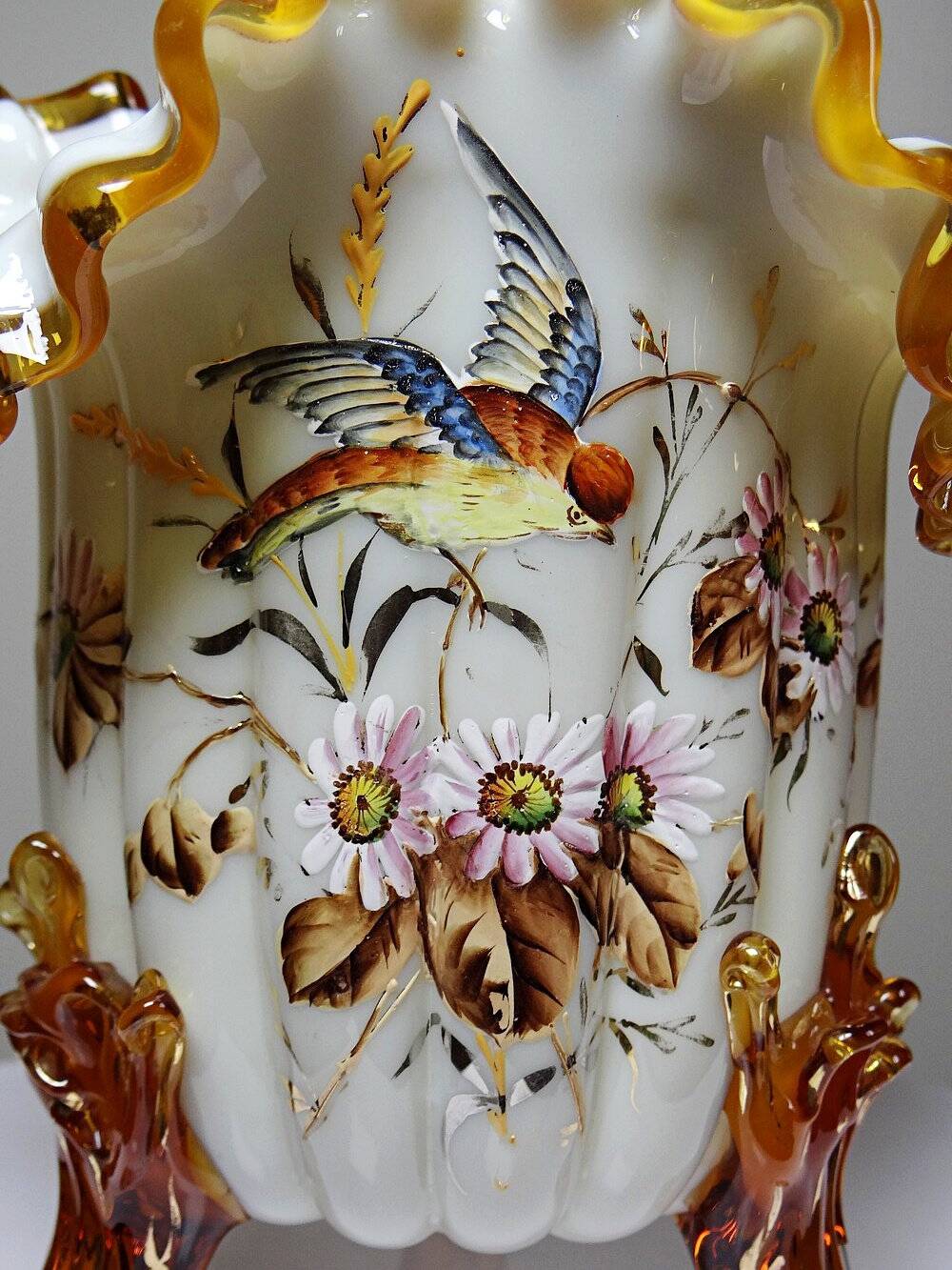 Vase tripode de style victorien en opaline émaillée, XIXe-XXe s.