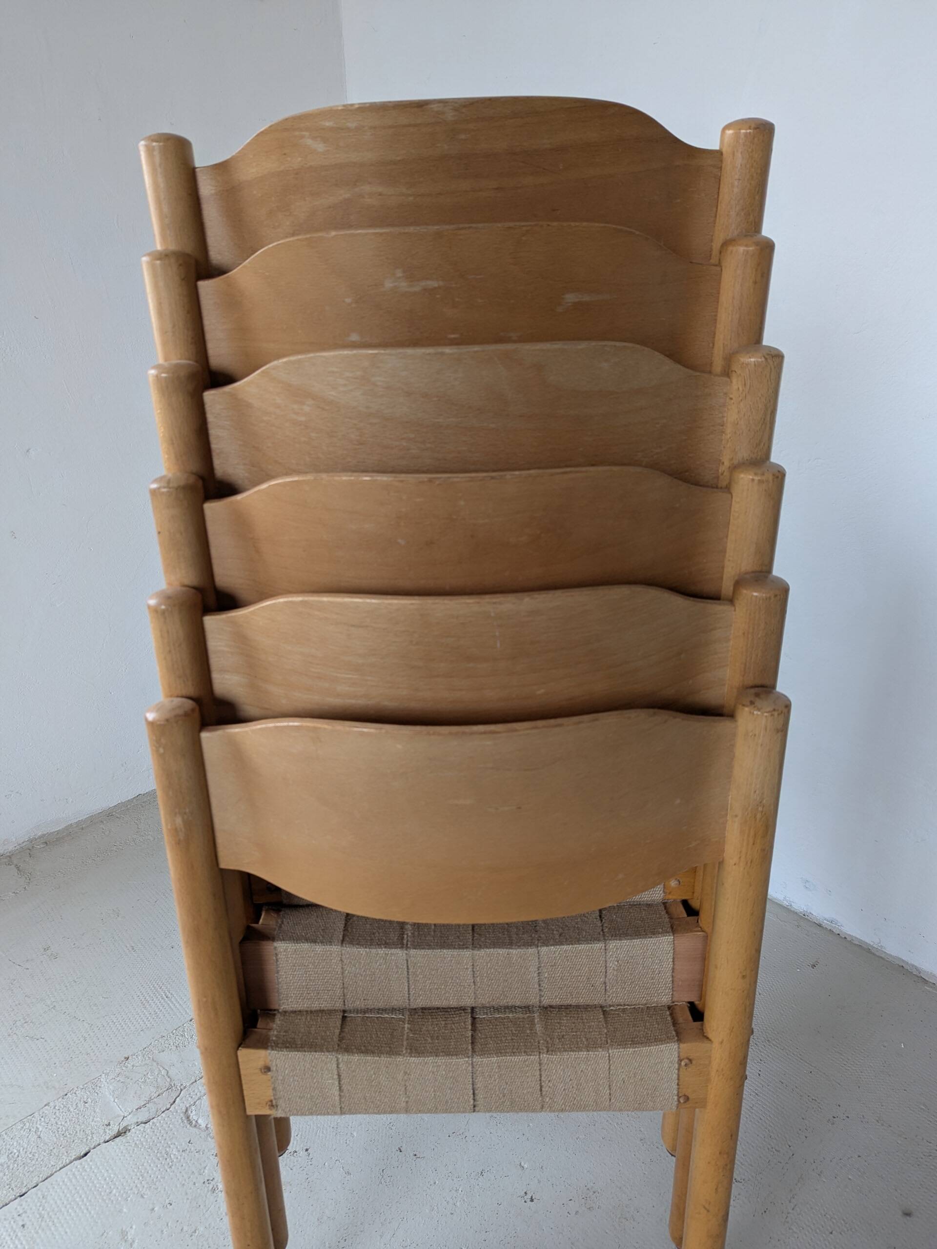 Set of 6 stackable chairs in beech and jute.