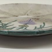 Plat décor au chardon par Daniel Étienne à Vallauris
