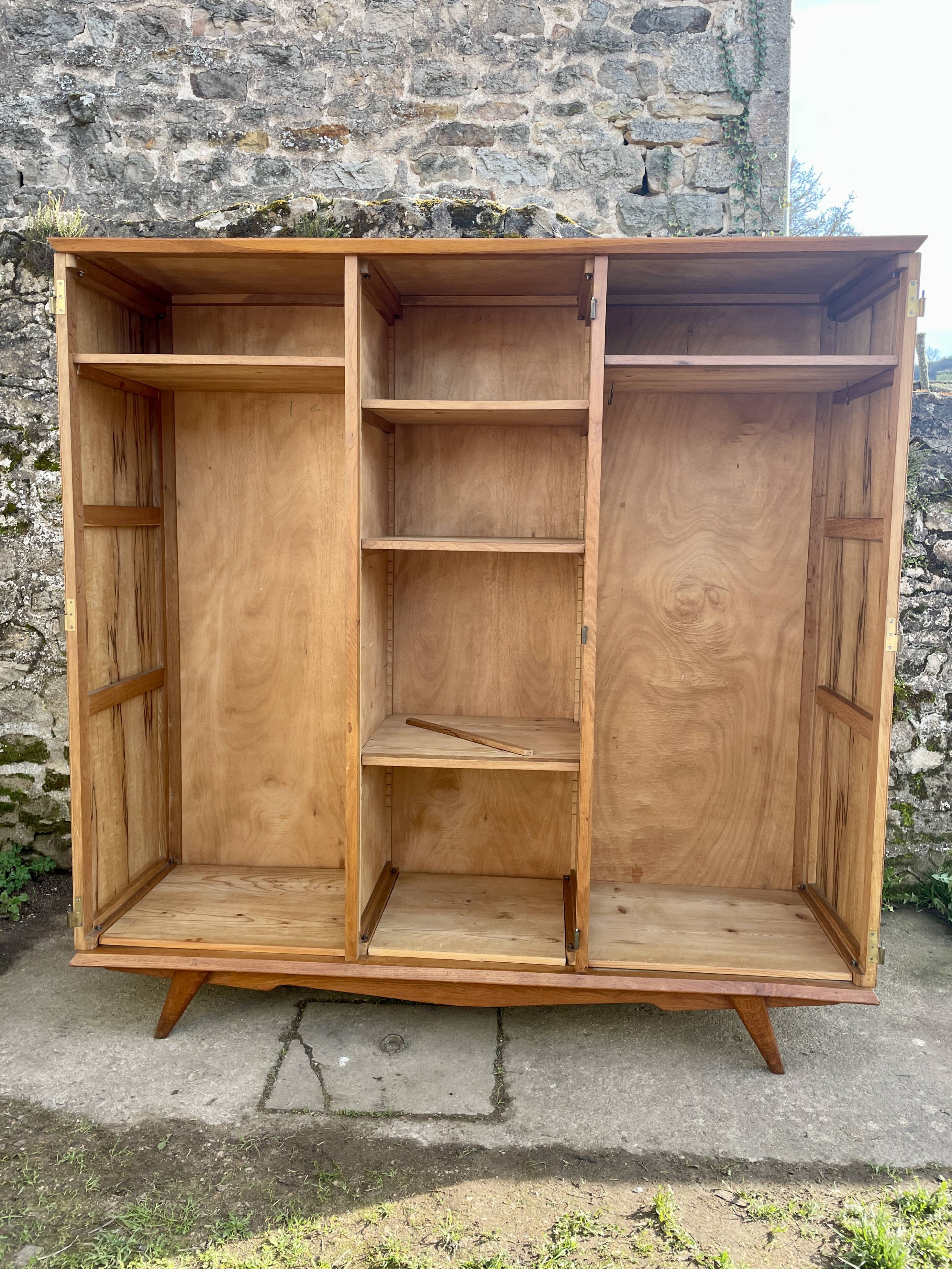 Armoire en chêne 3 portes miroir pieds compas