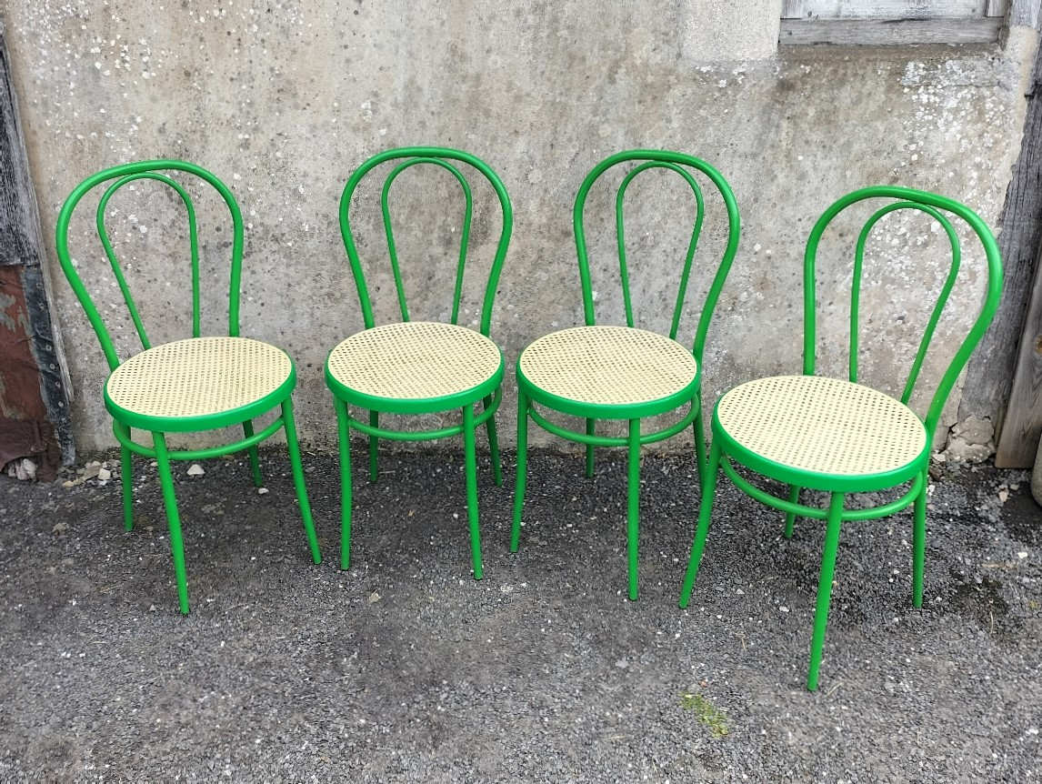 Lot de quatre chaises bistrot en métal laqué vert