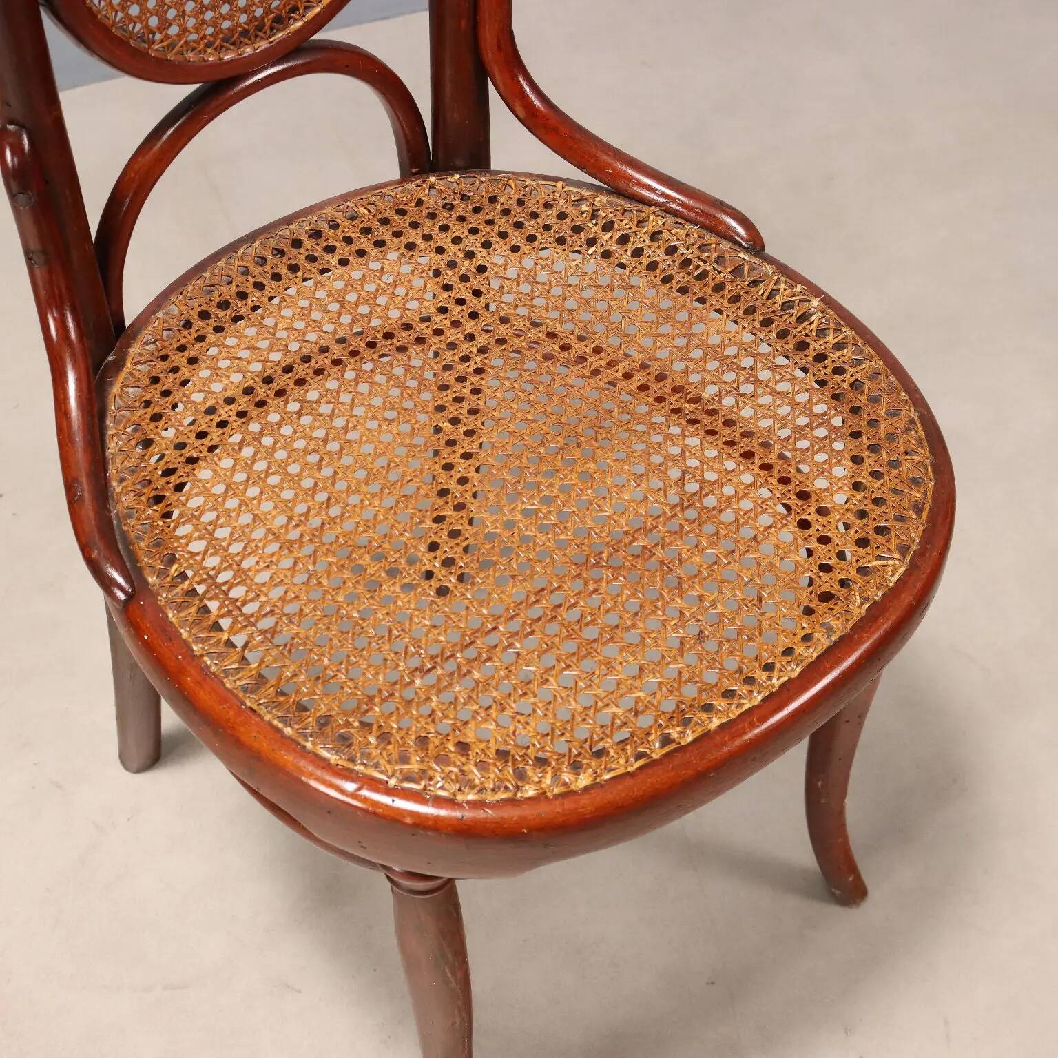 Lot de quatre chaises Thonet anciennes en hêtre cintré teinté acajou, Vienne, XXe siècle