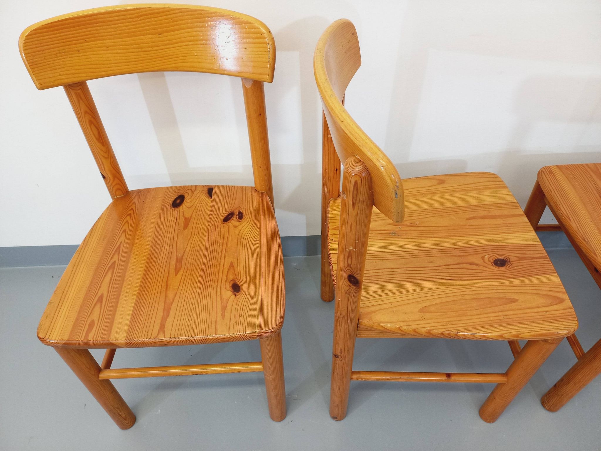 Suite of a round table with extension and 4 vintage pine chairs from the 60s and 70s