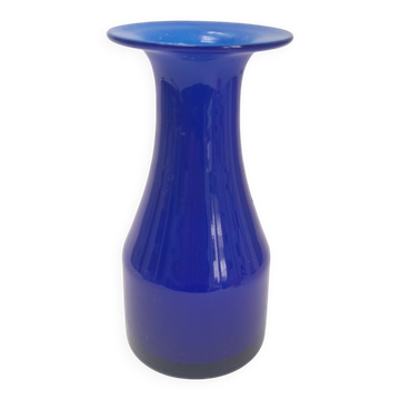 Scandinavian vase in cobalt blue opaline.