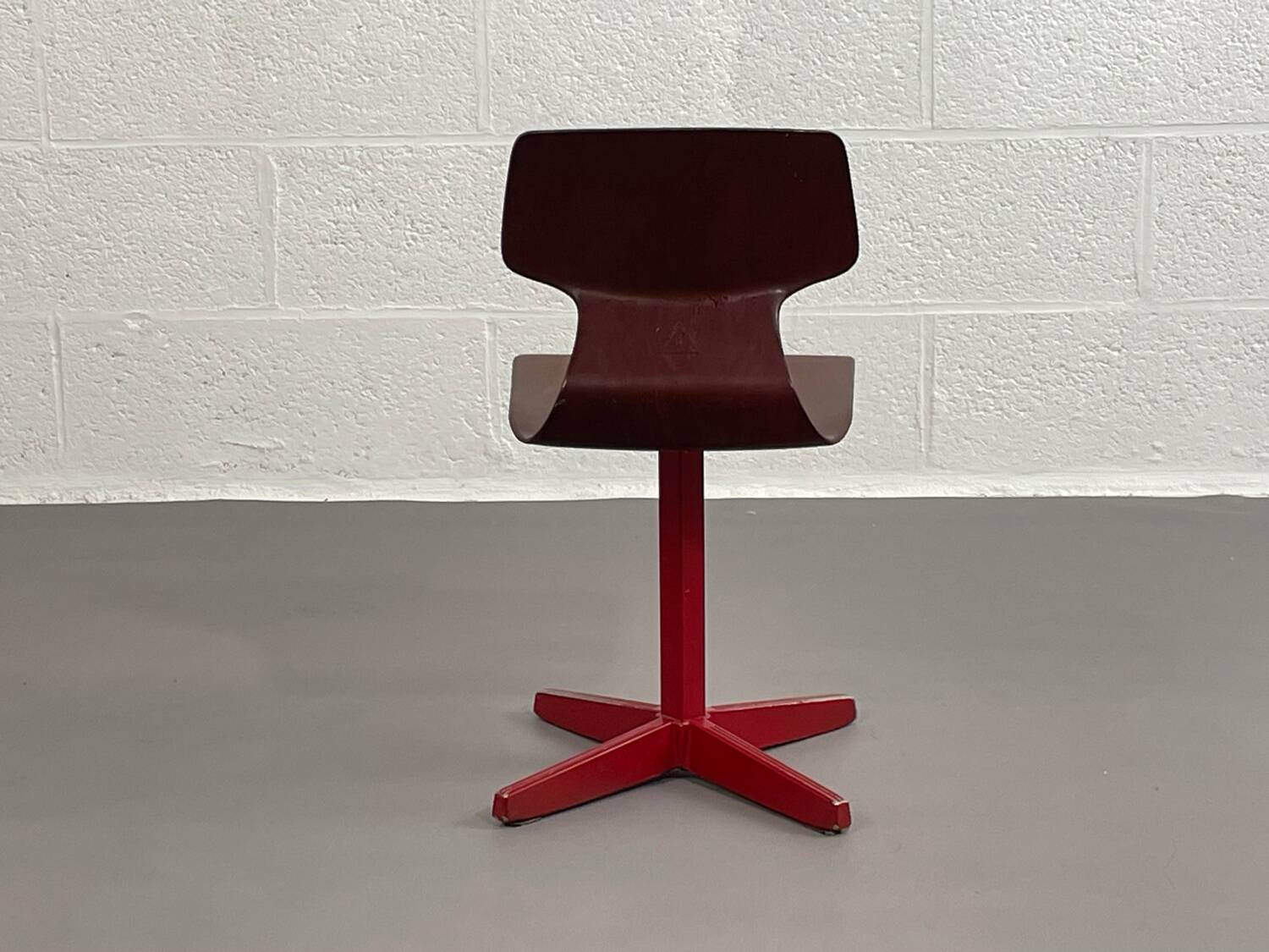 Galvanitas school chair