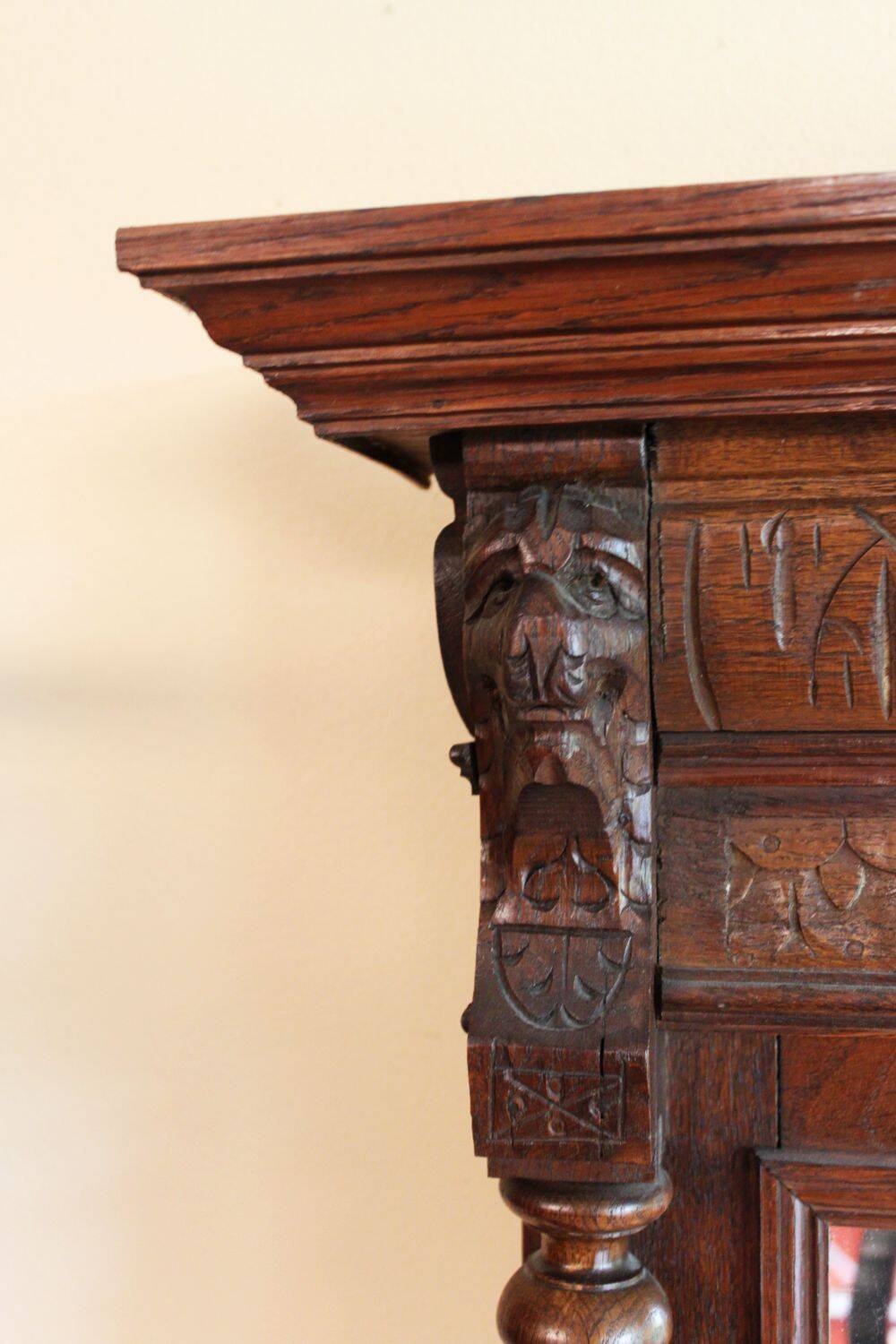 Oak mirror, Renaissance style, 20th century.