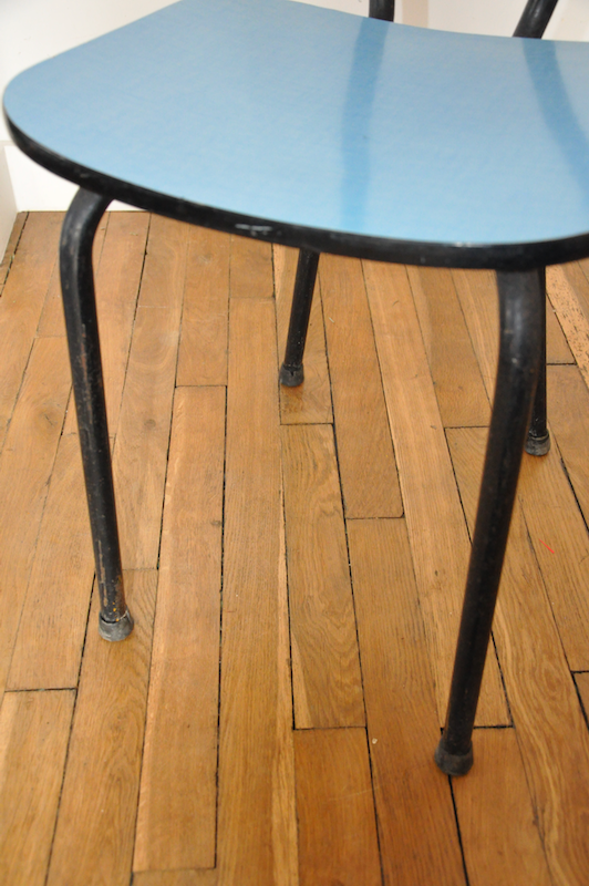Chaise en formica bleue