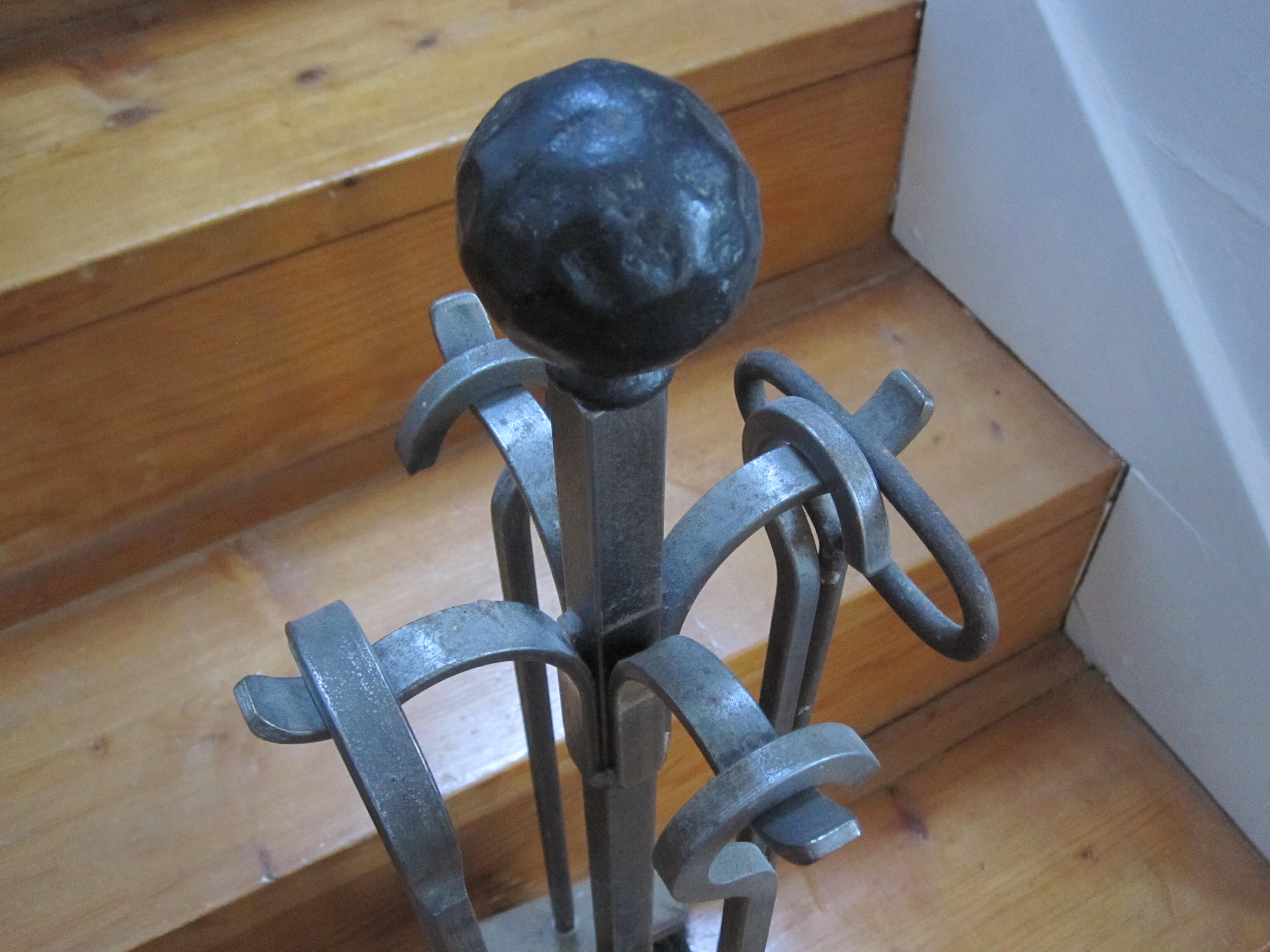 Iron chimney servant