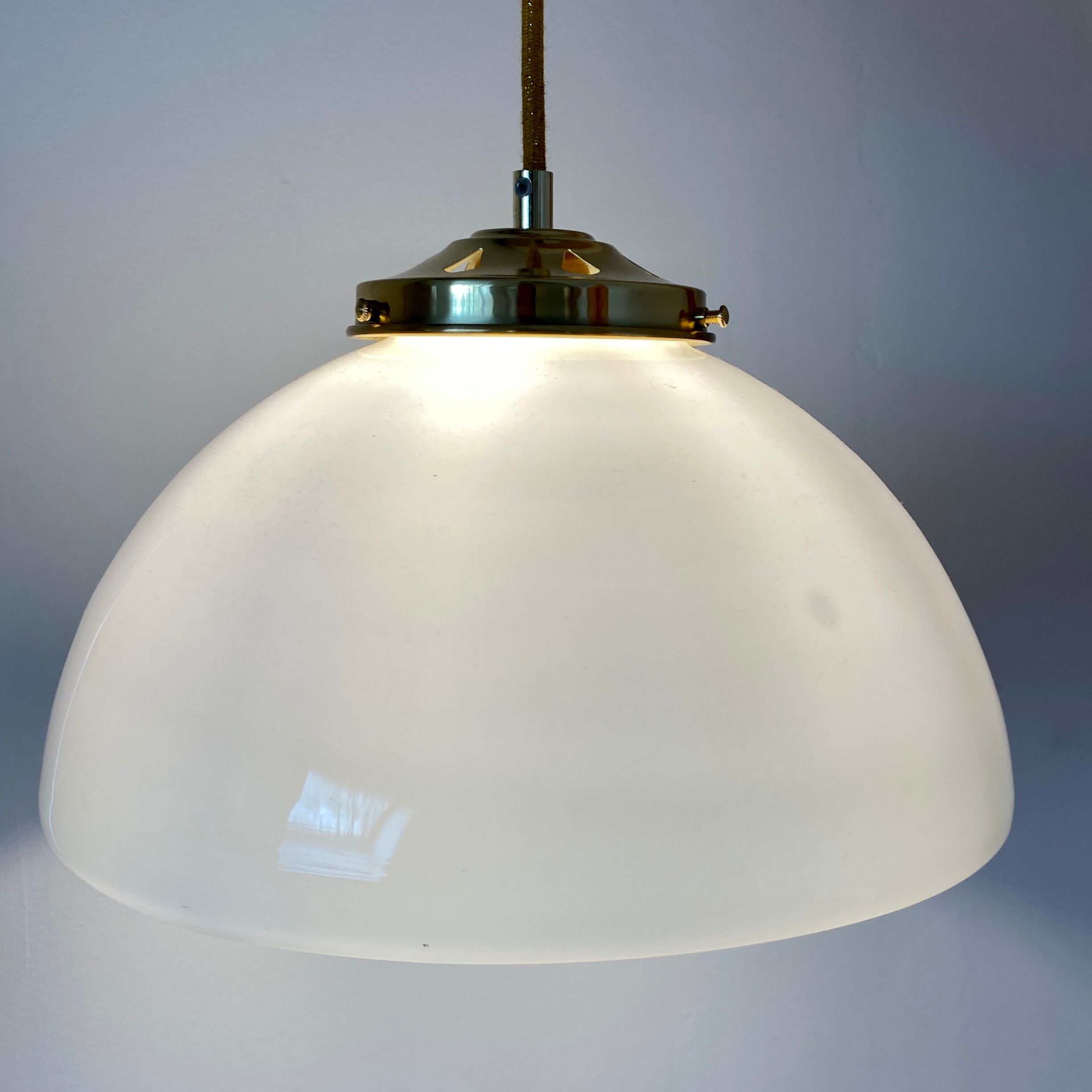 Suspension abat-jour vintage en opaline blanche