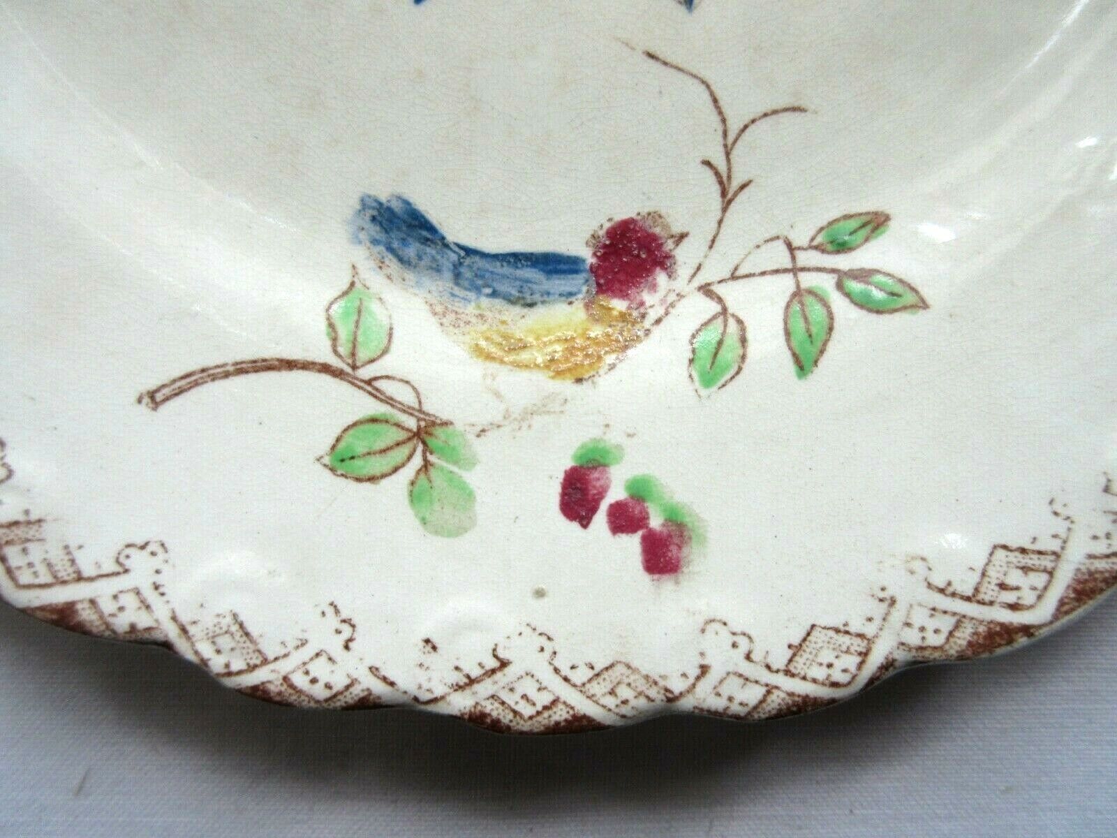 Assiette polychrome à dessert signée onnaing, oiseaux, papillons et fleurs