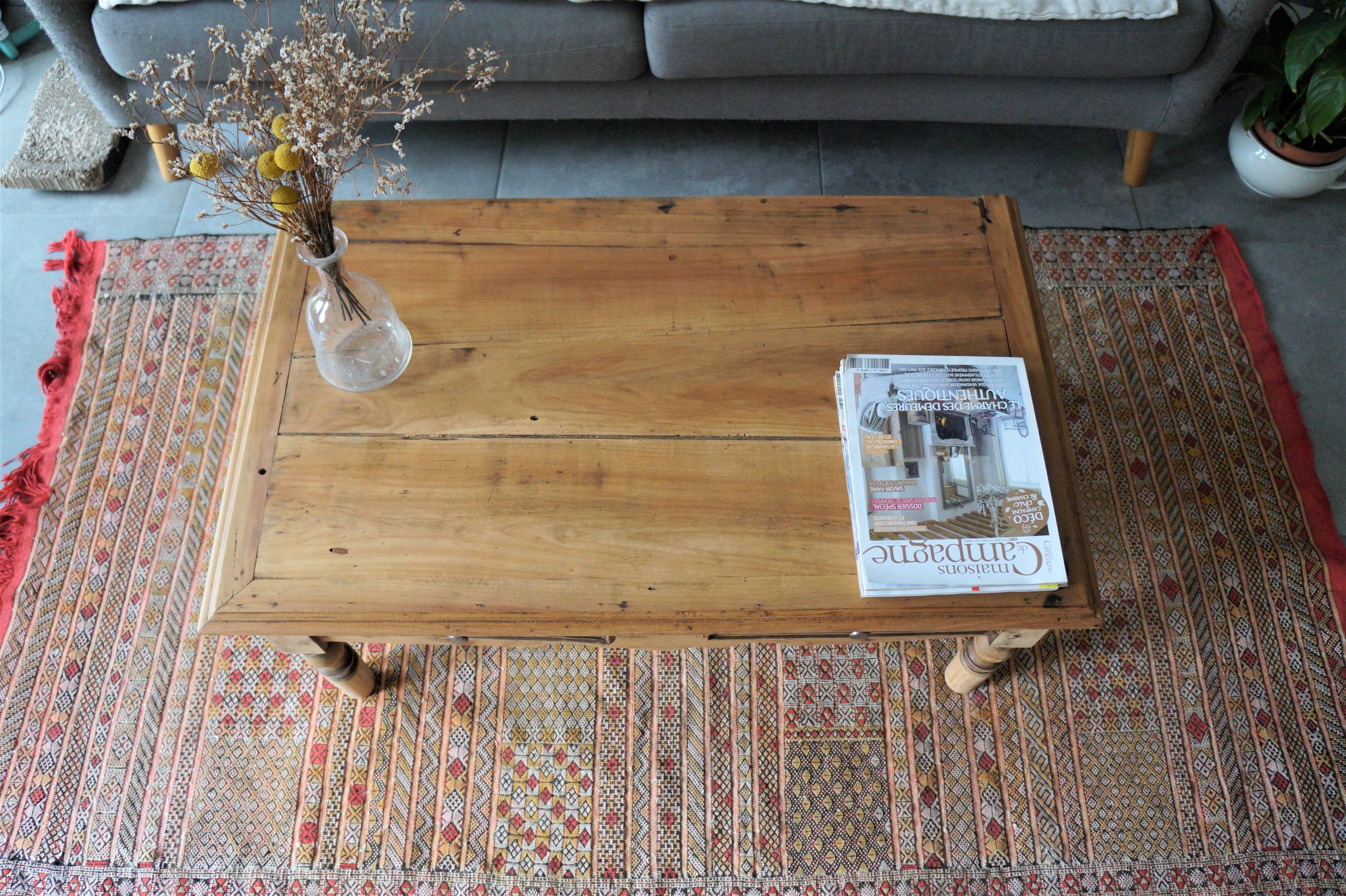 Old oak coffee table with 2 drawers