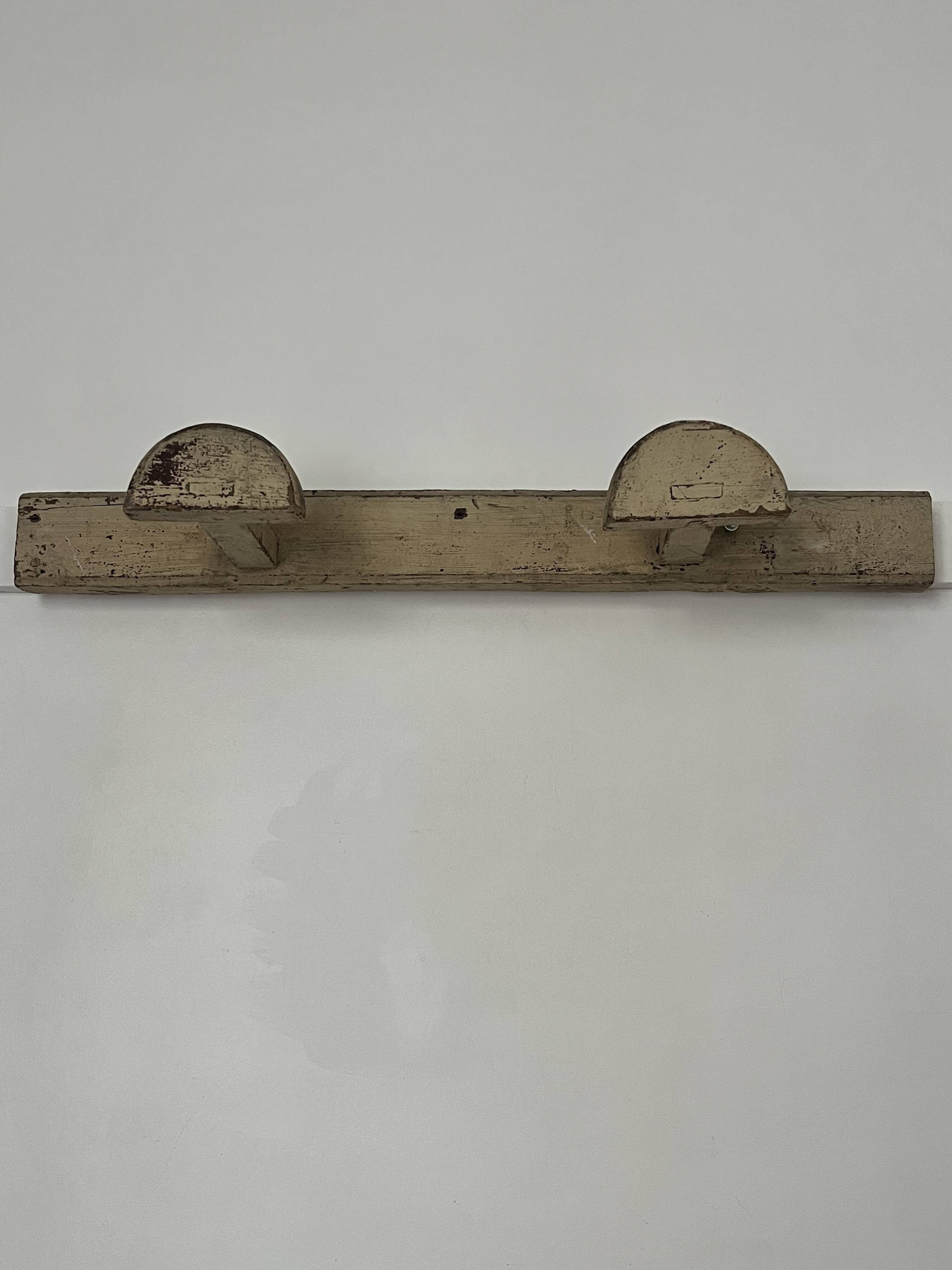 Patère murale, art populaire