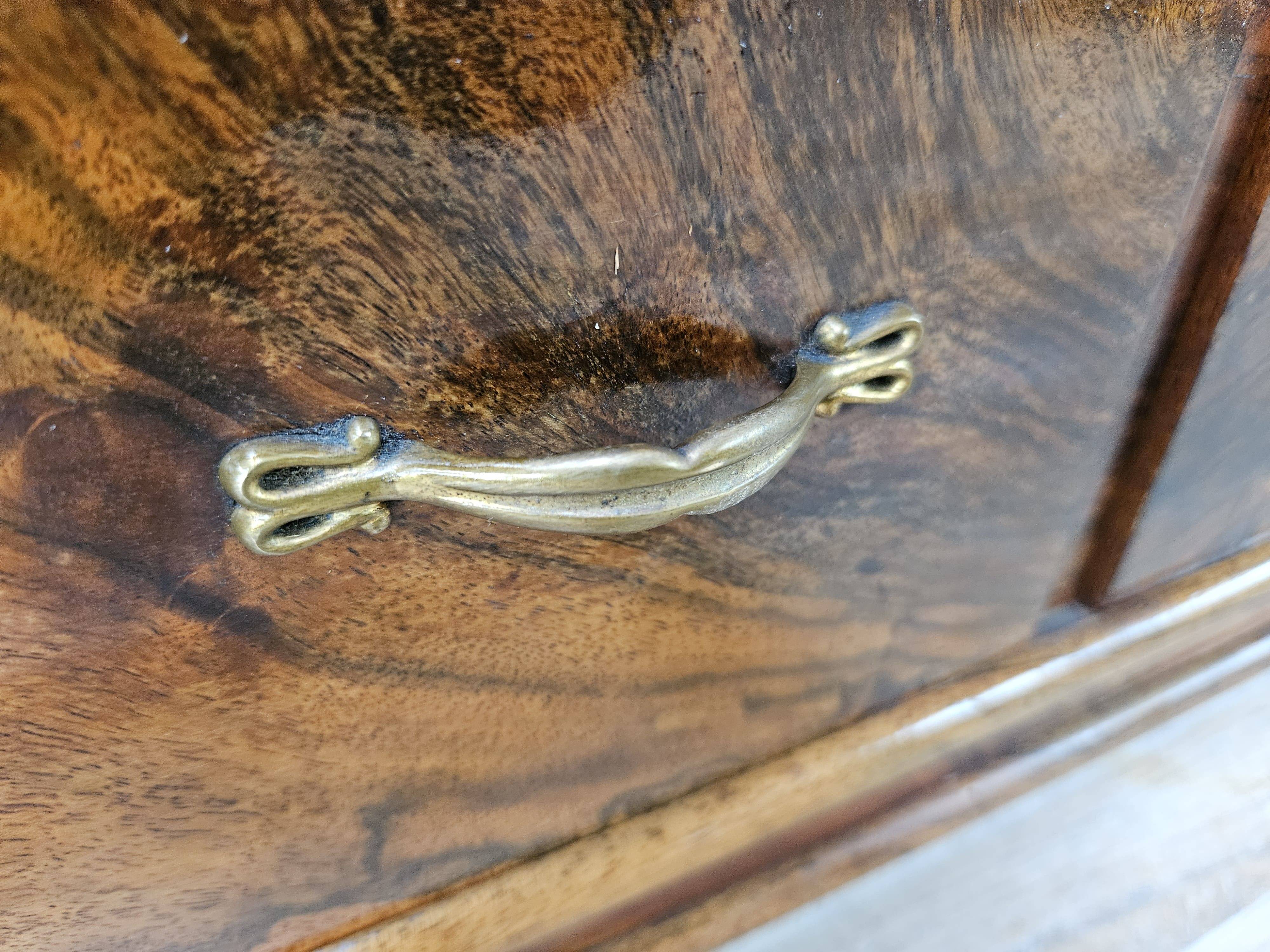 Art Decò display cabinet in walnut burl