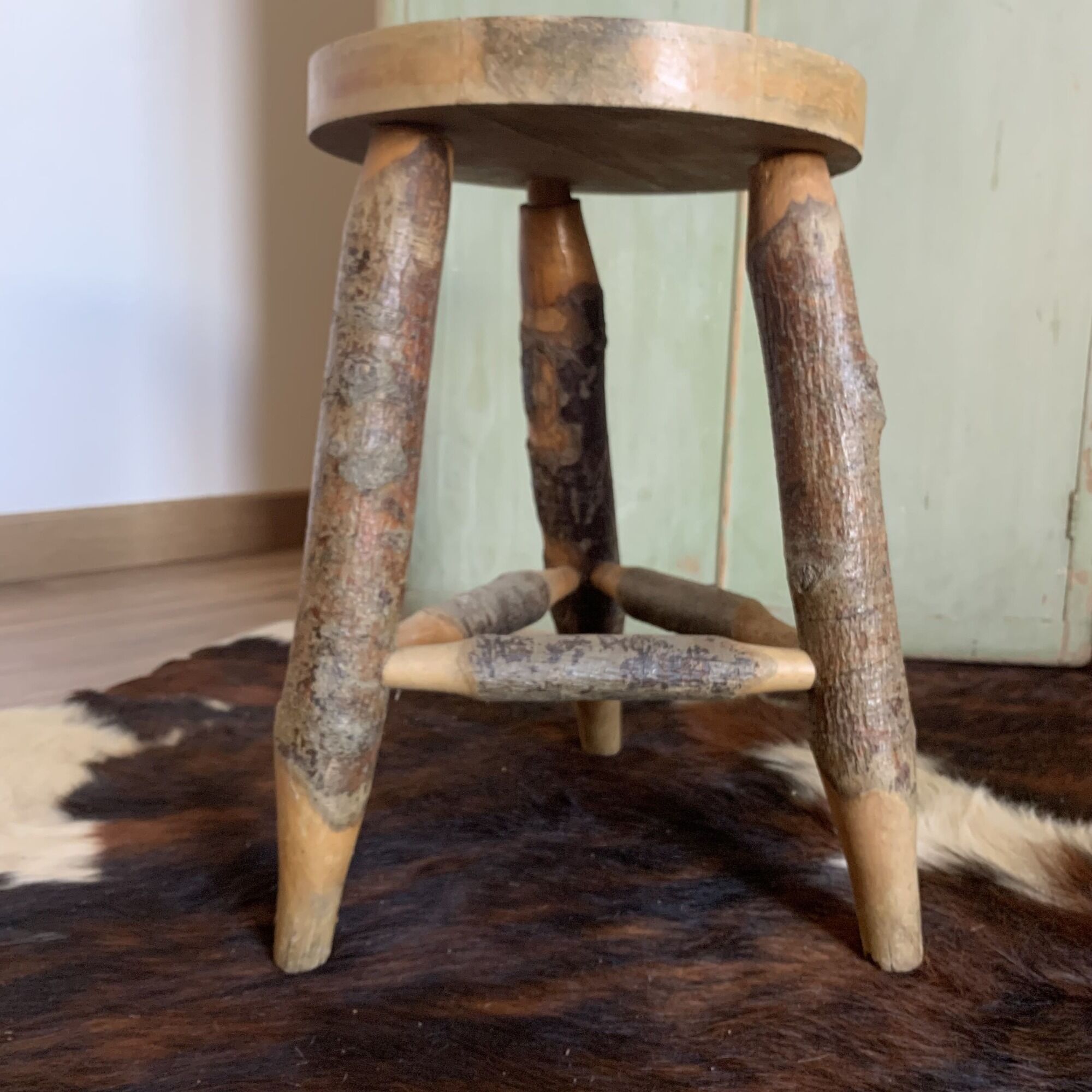 Round stool with pencil legs