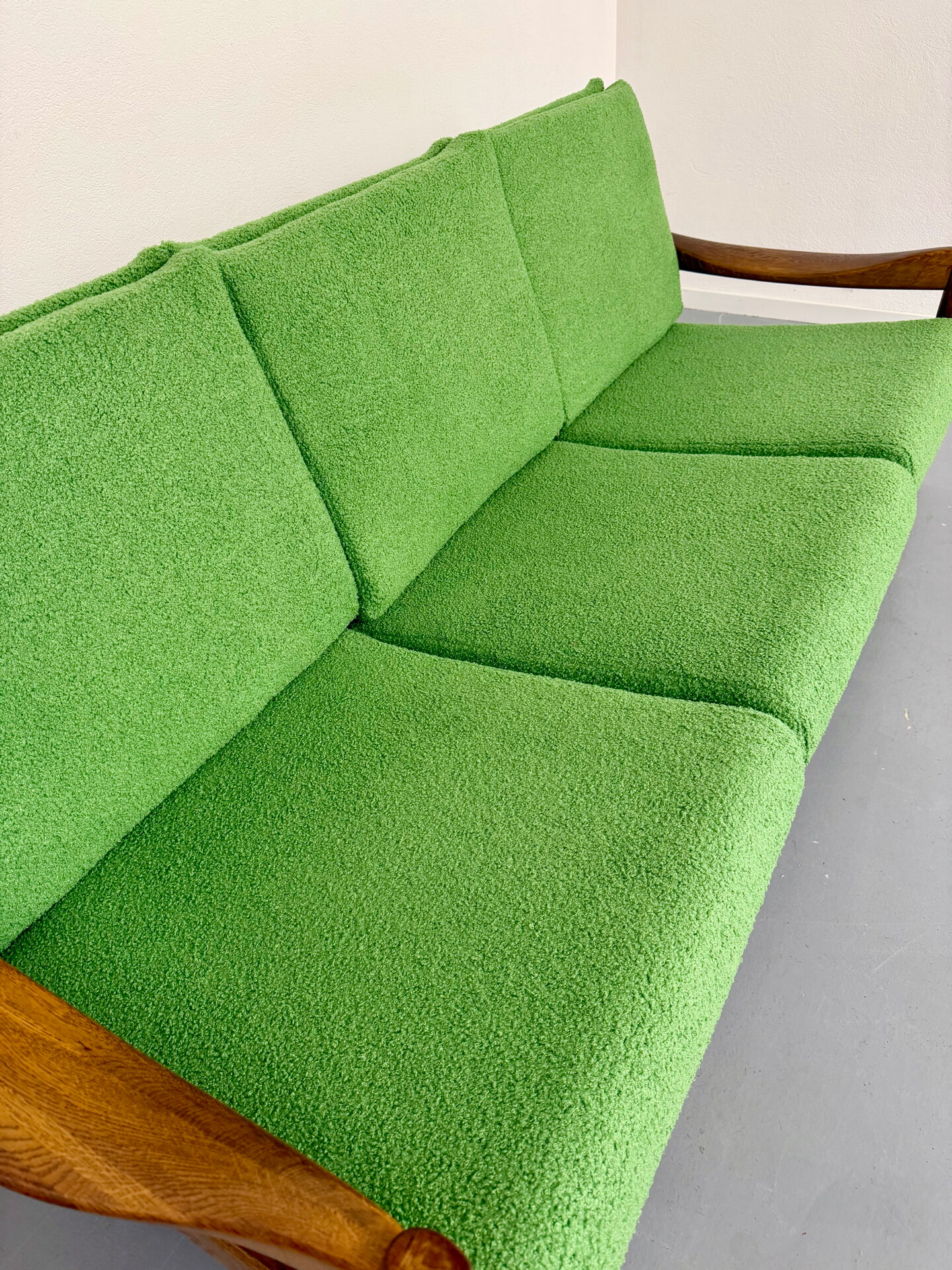 Vintage 3-seater canapé in solid oak with boucle fabric, Scandinavian design from the 70s.