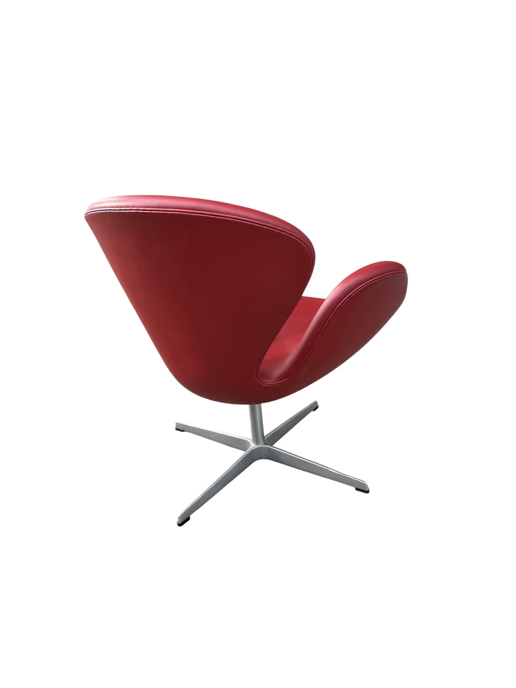 Swan chair by Arne Jacobsen for Fritz Hansen in Indian red leather