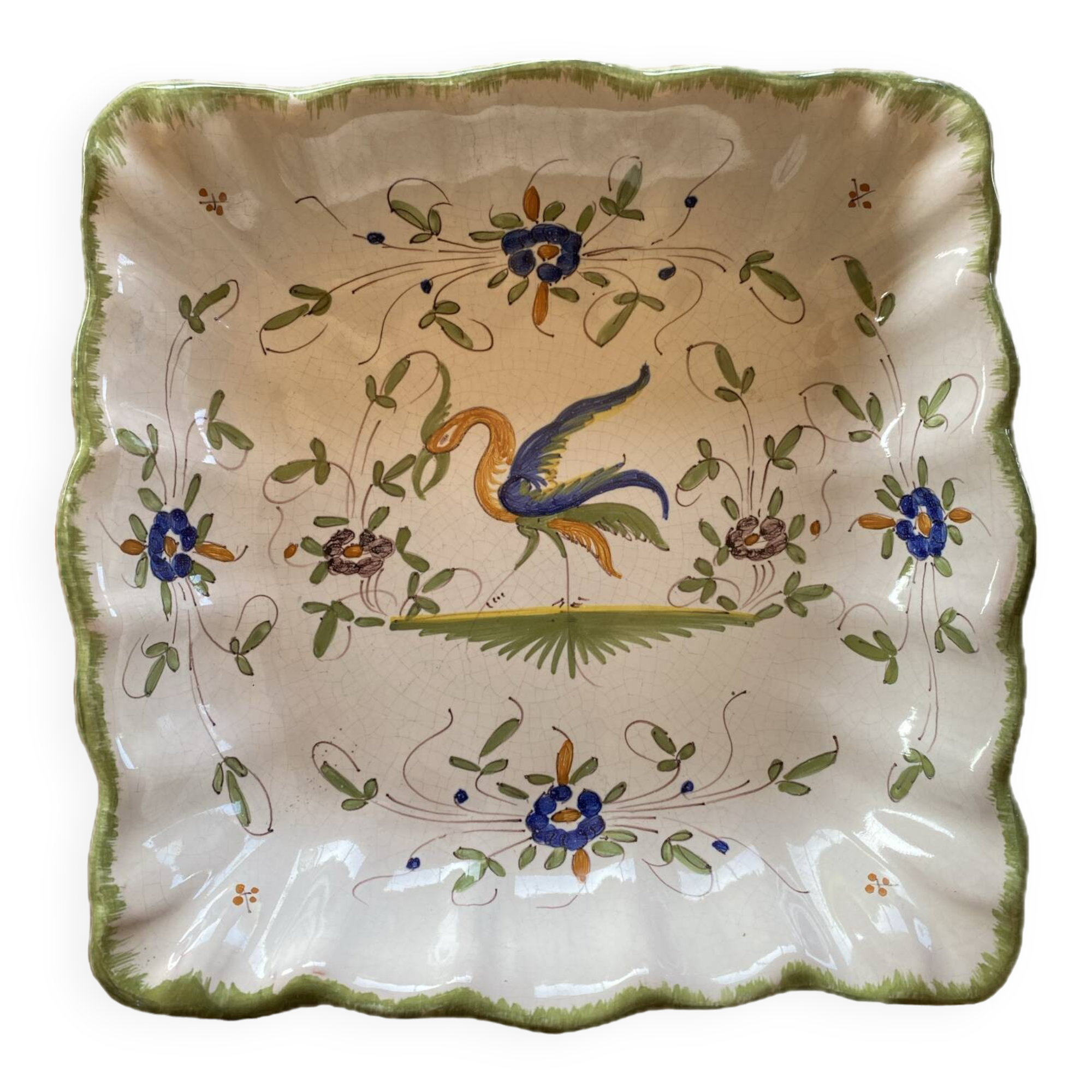 Petit plat décoratif carré et creux en porcelaine de Moustiers