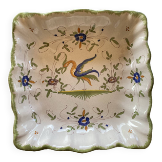 Petit plat décoratif carré et creux en porcelaine de Moustiers