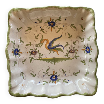Petit plat décoratif carré et creux en porcelaine de Moustiers