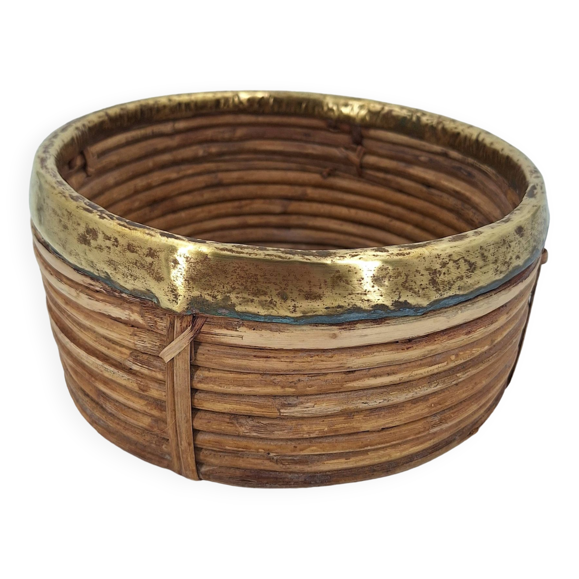 Cache-pot en rotin cerclé de laiton vers 1960 DLG Gabriella Crespi