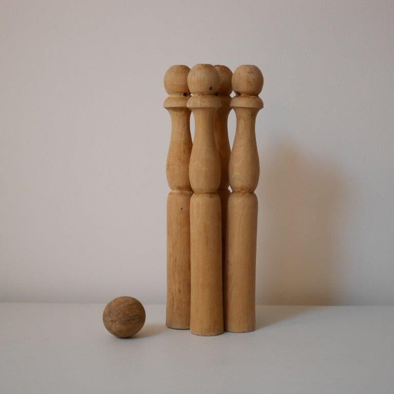 Lot de 4 quilles en bois avec une boule