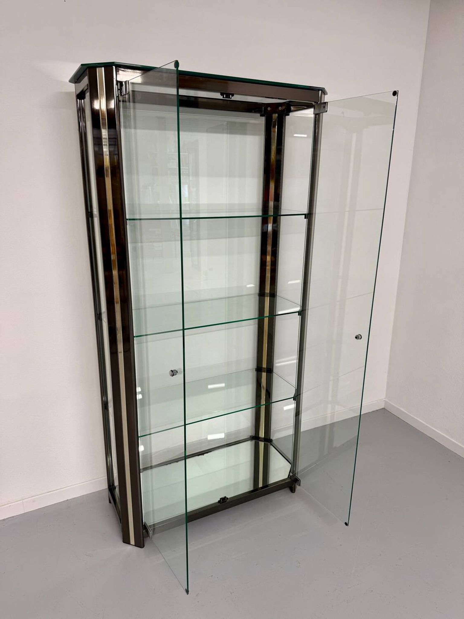 Antique display cabinet shelf in brass metal Italian design from the 70s