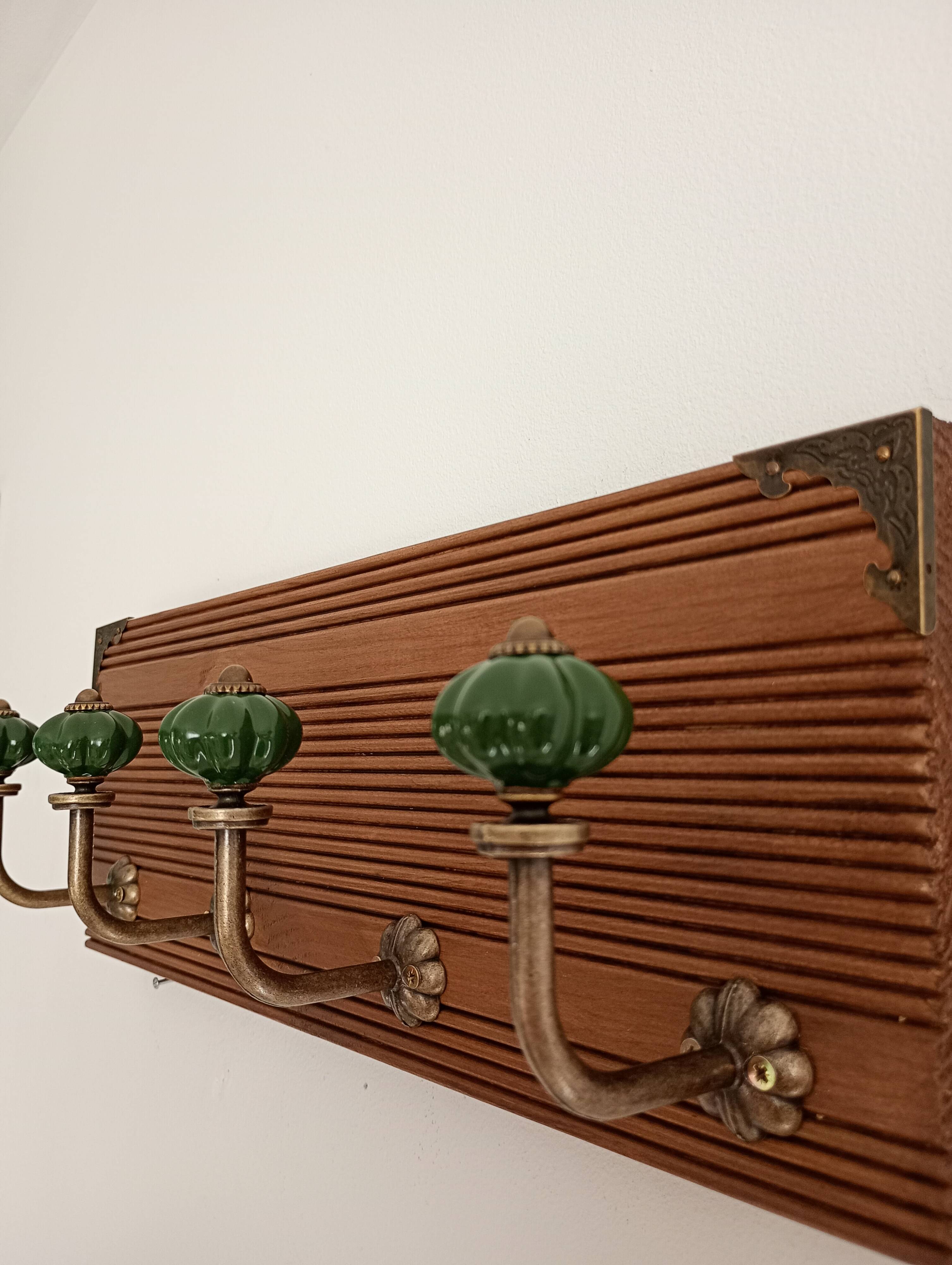 Wall-mounted coat rack with 4 emerald green hooks, grooved wood, 40 cm