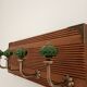 Wall-mounted coat rack with 4 emerald green hooks, grooved wood, 40 cm