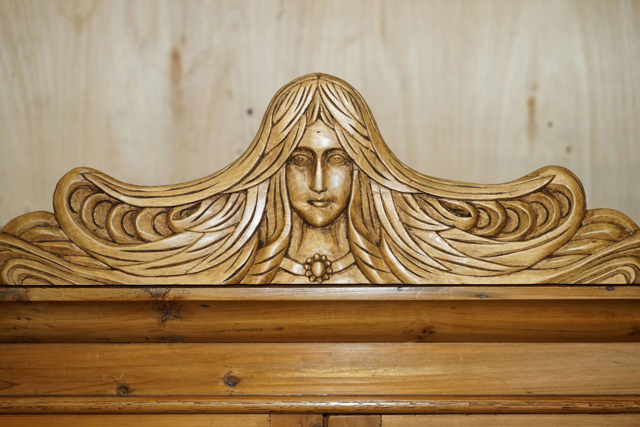 Armoire vintage sculptée main style Art Nouveau
