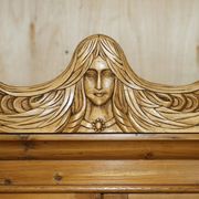 Armoire vintage sculptée main style Art Nouveau