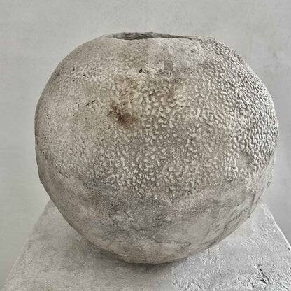 Minami - artisanal pot in mineral cement – Wabi-Sabi style