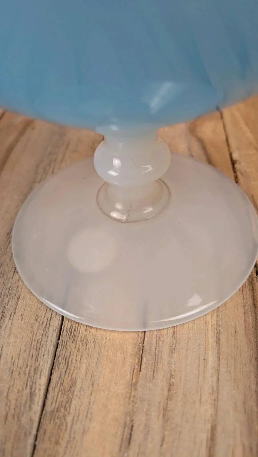 Vase en opaline bleue sur pied – vintage