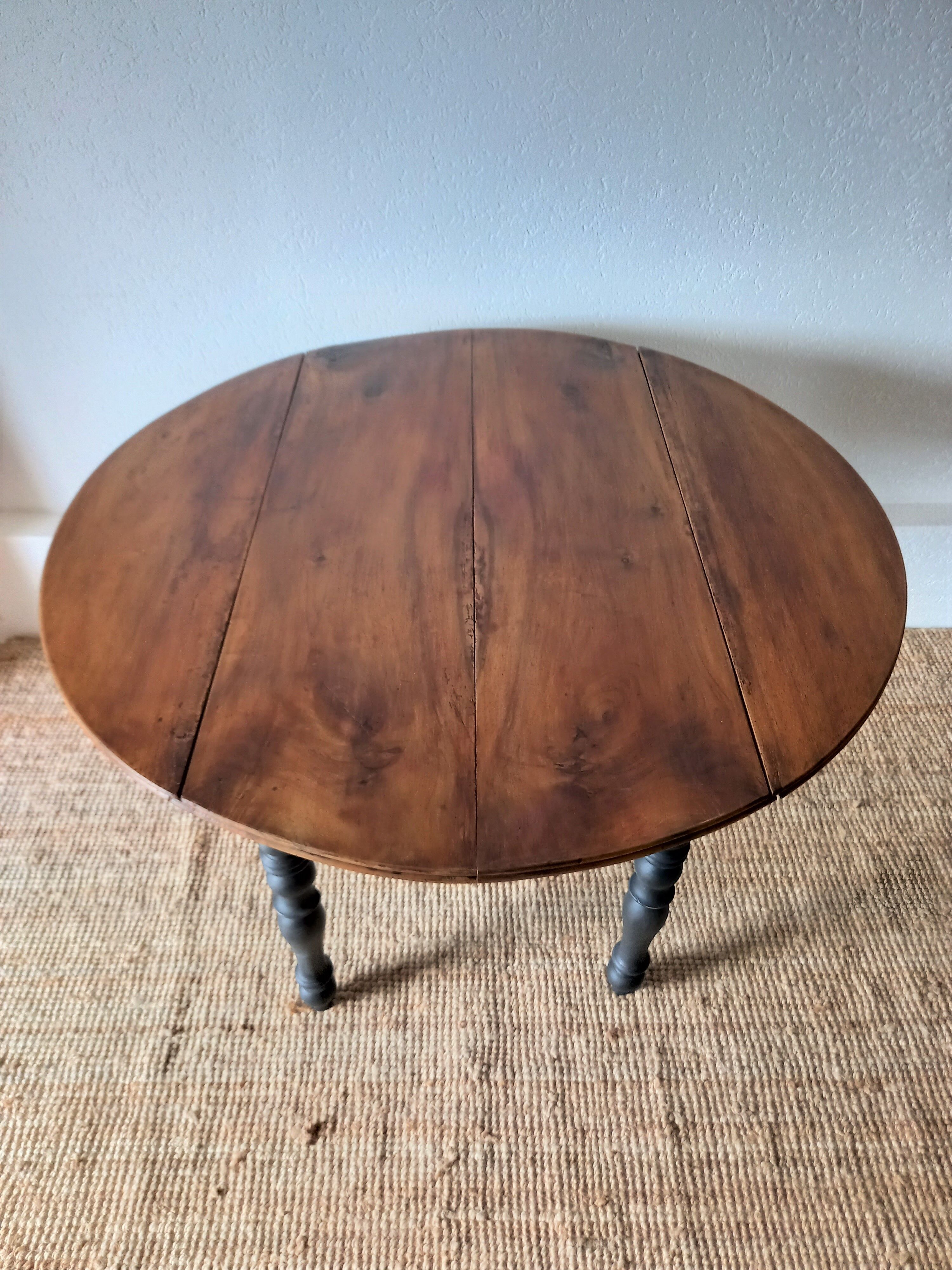 Round table with flaps