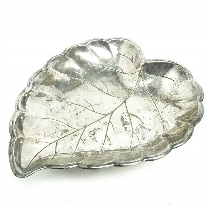 R1J Art Nouveau platter in the shape of a leaf