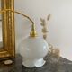 Baladeuse avec globe vintage en opaline
