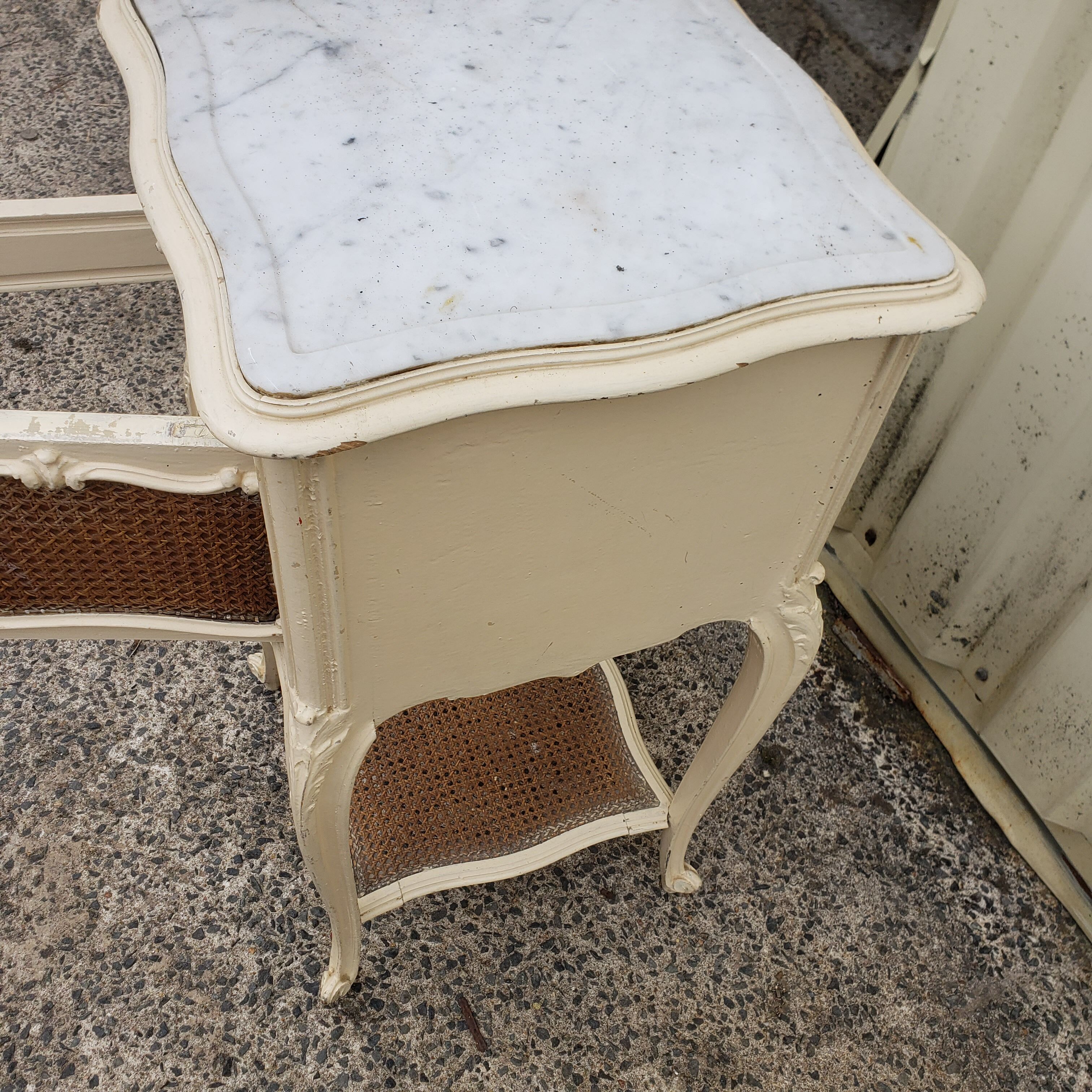 Table de chevet cannage et marbre