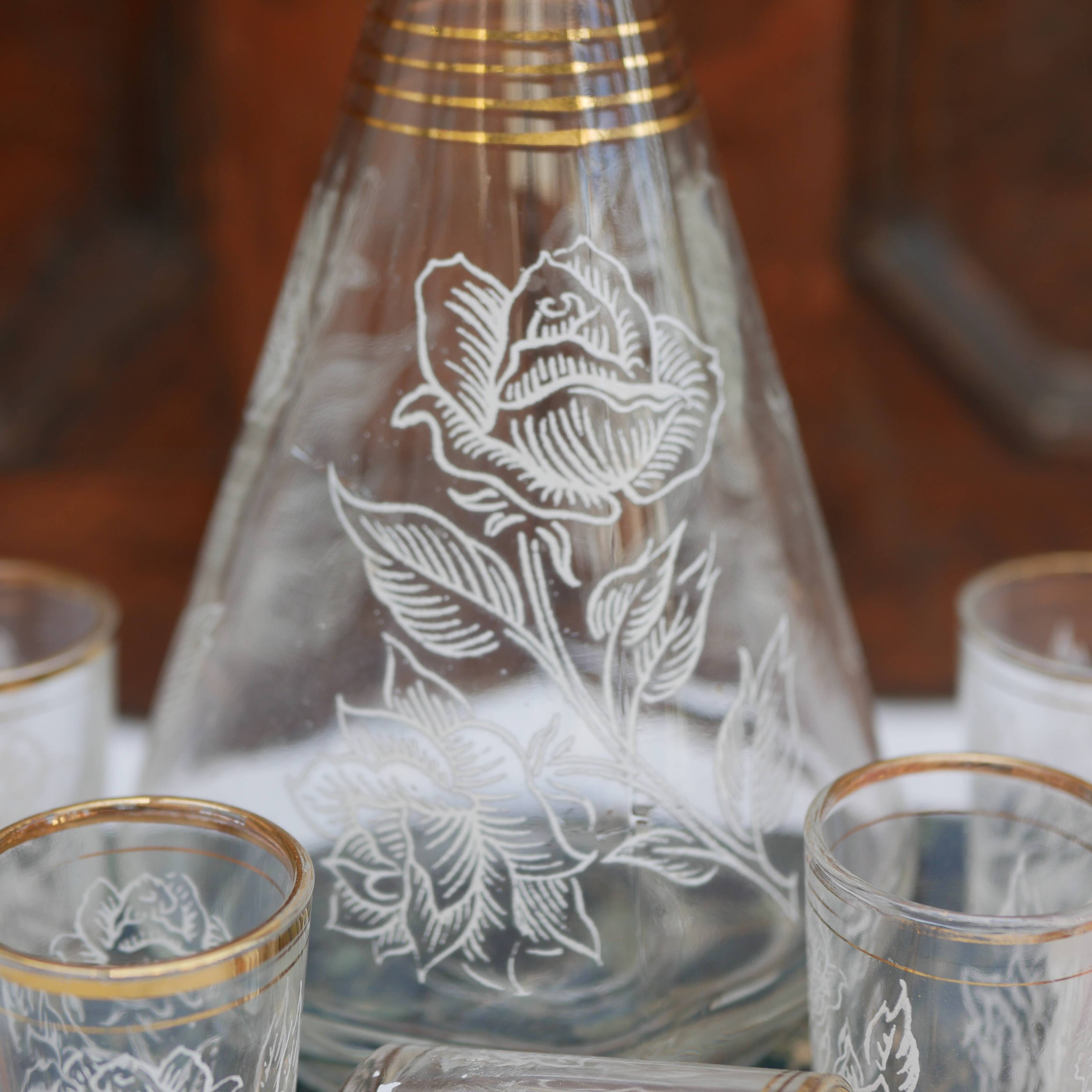 Carafe à liqueur française des années 1950 et cinq verres