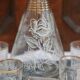 Carafe à liqueur française des années 1950 et cinq verres