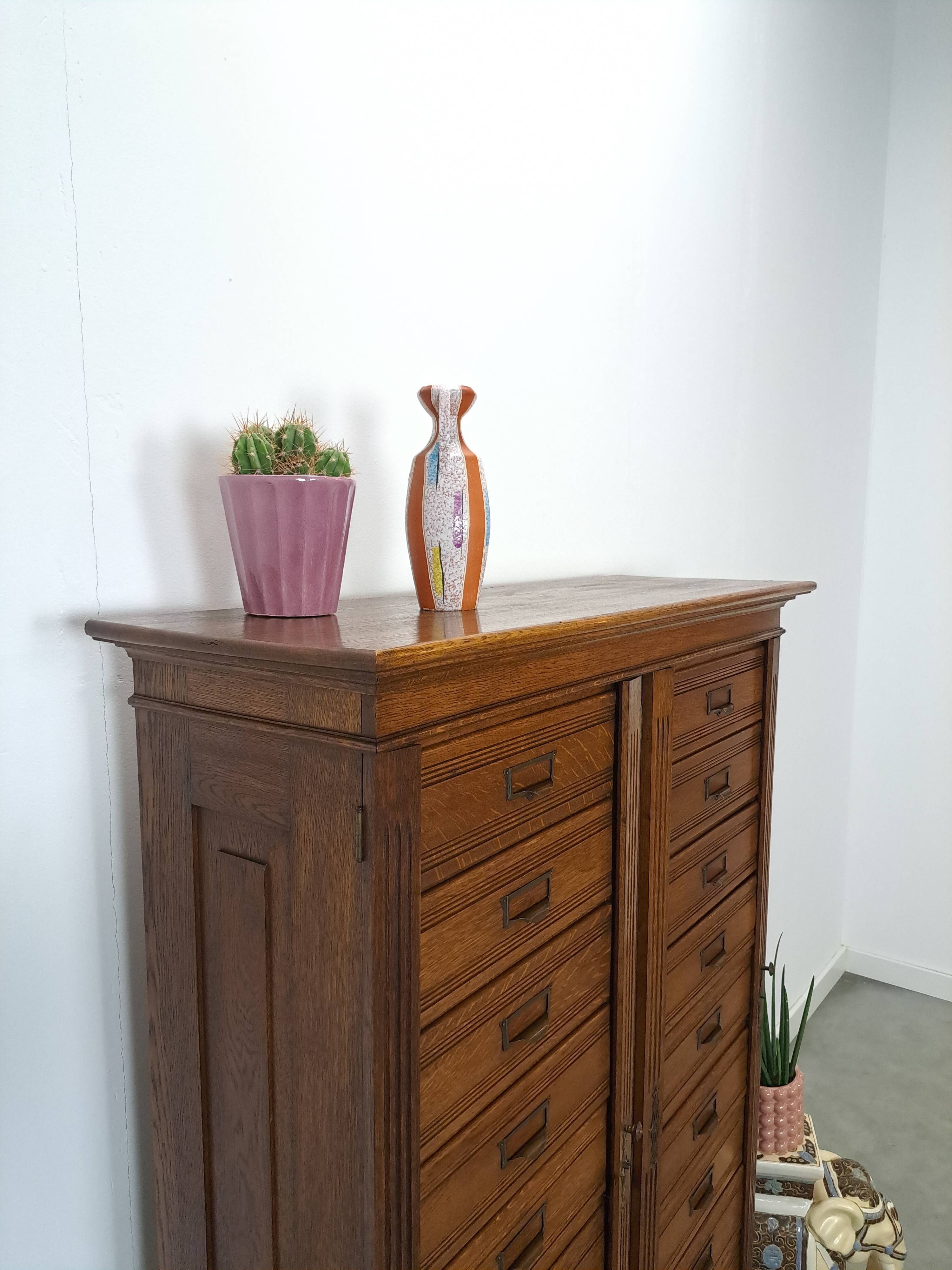 Antieke oude houten archief ladekast