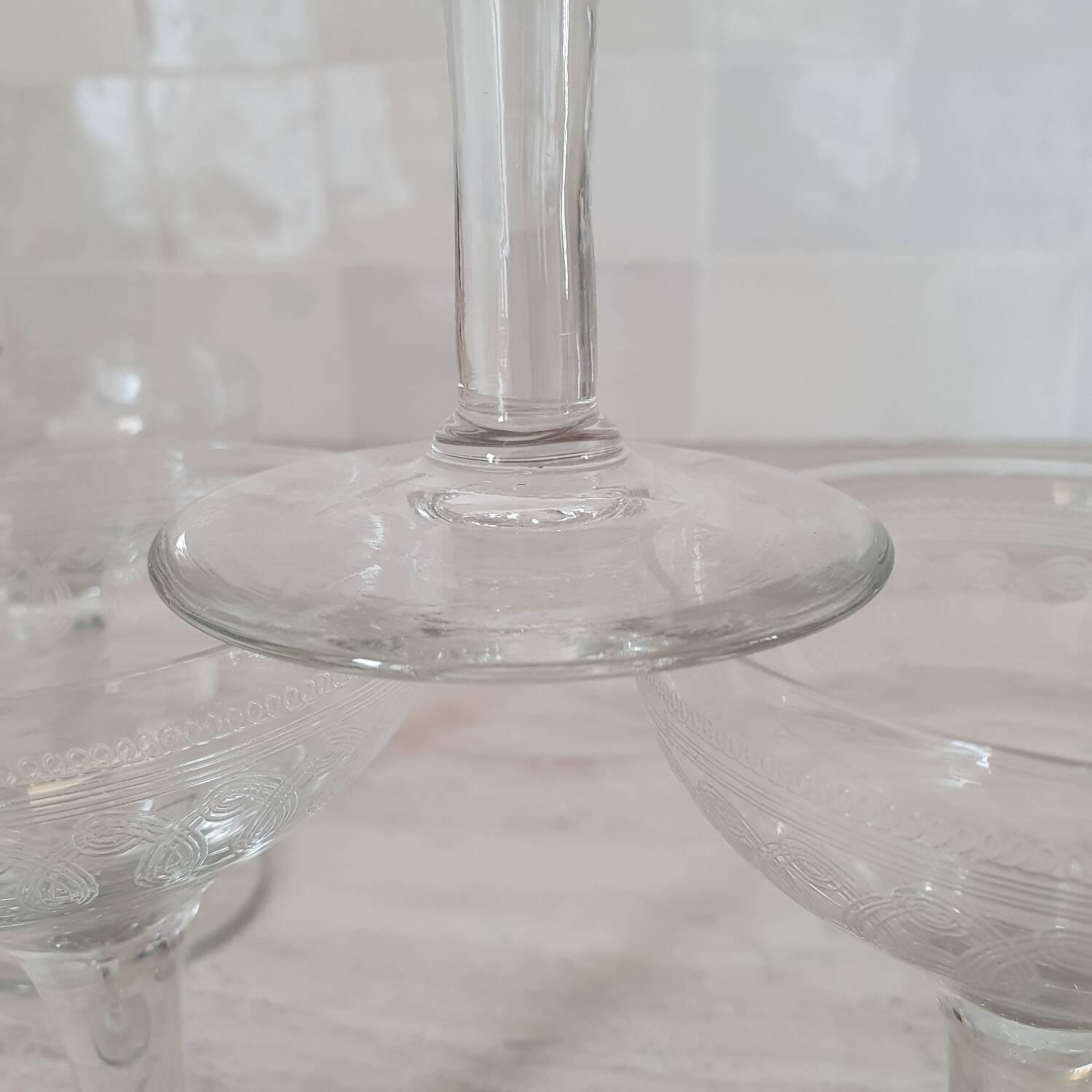 Champagne glasses in blown glass and chiseled decoration