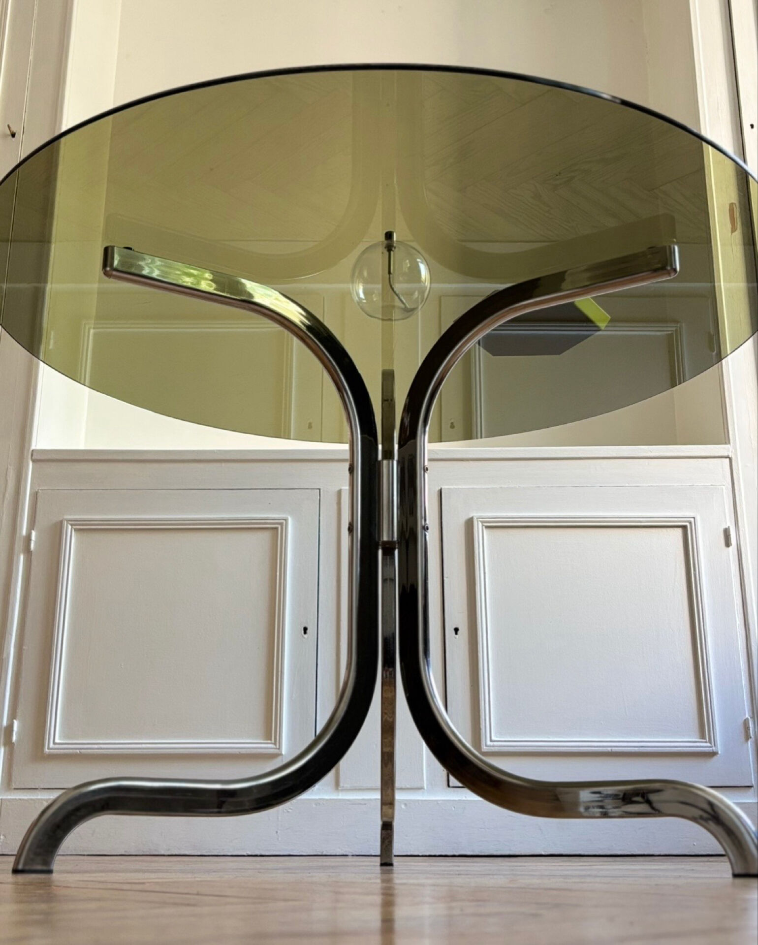 Table ronde en verre fumé et chrome